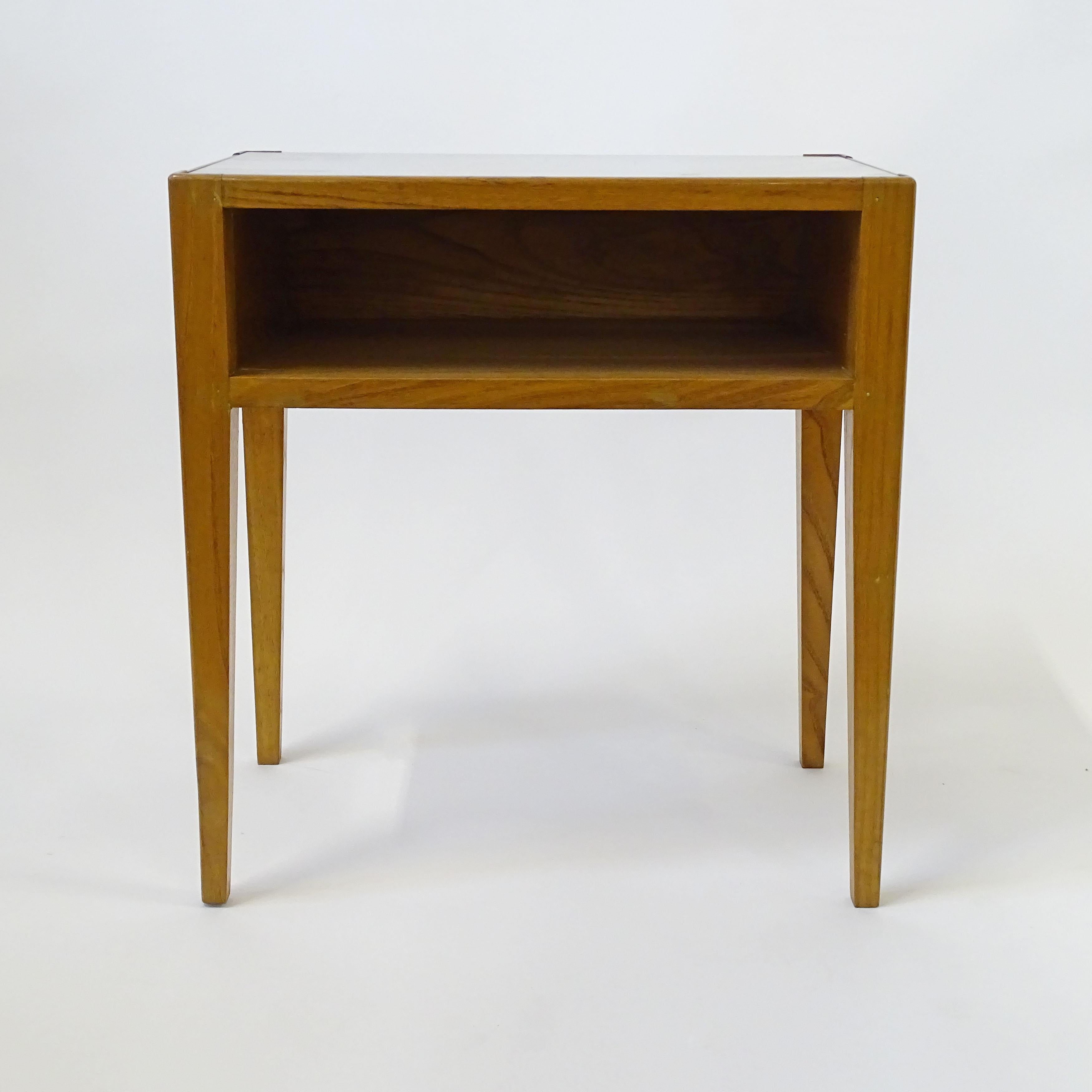 Mid-Century Modern Osvaldo Borsani minimal pair of bedside tables in wood, Italy 1940s