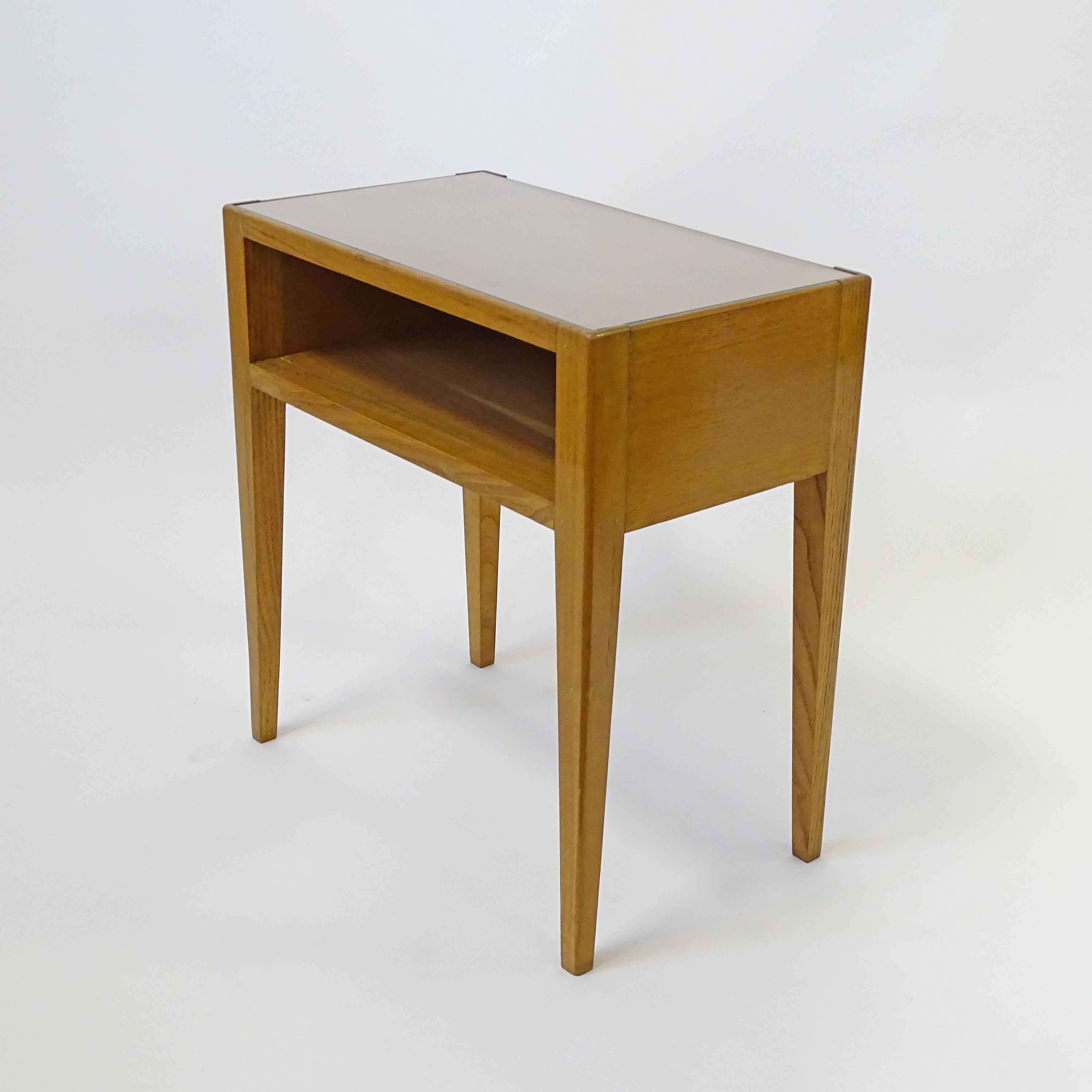 Osvaldo Borsani minimal pair of bedside tables in wood, Italy 1940s In Good Condition In Milan, IT