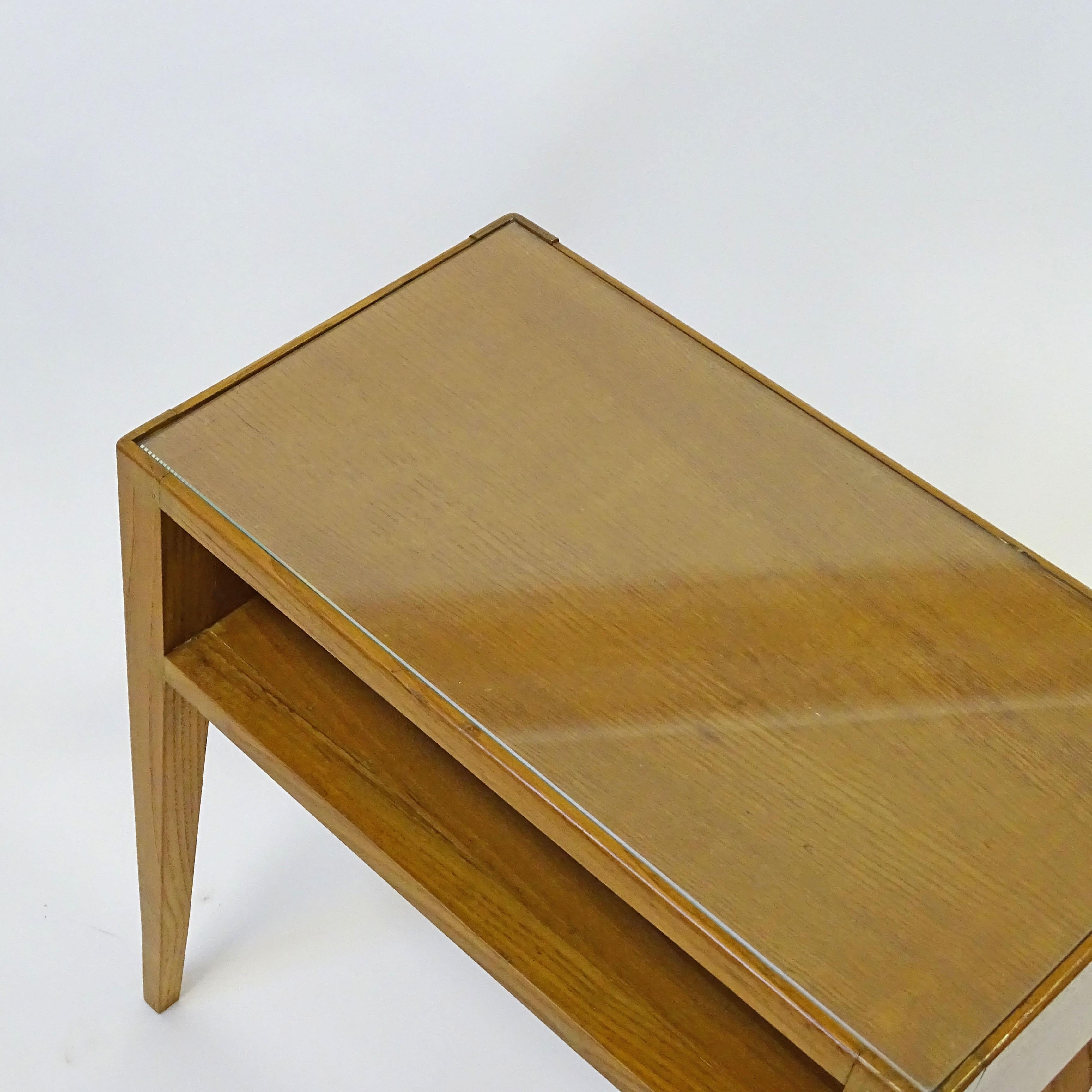 Mid-20th Century Osvaldo Borsani minimal pair of bedside tables in wood, Italy 1940s
