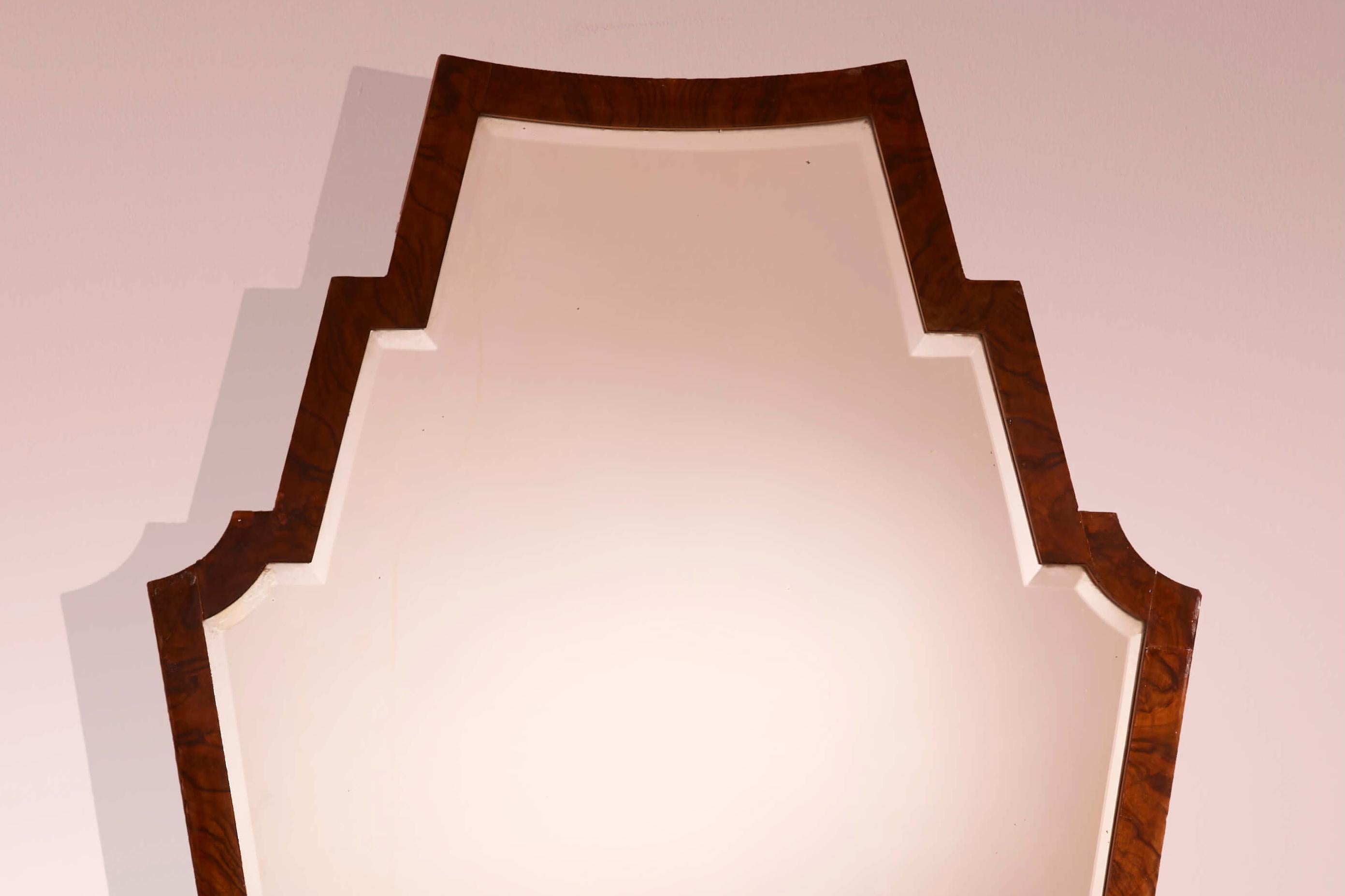 Mirror with walnut frame and shaped mirrored glass, Italy, 1940s In Good Condition For Sale In Chiavari, Liguria