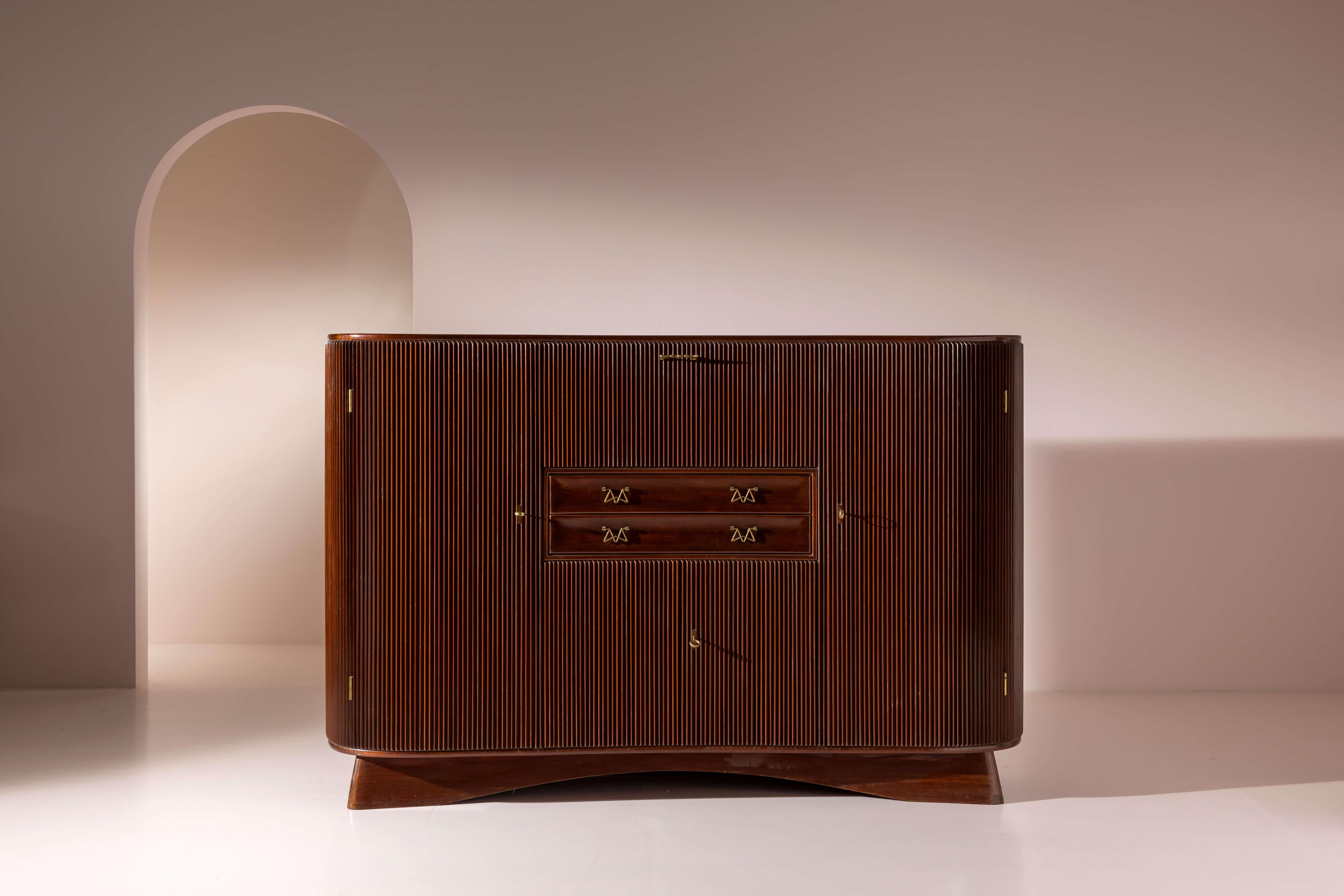 Un grande mobile contenitore in Oak con ante, cassetti e pannello frontale a ribalta
design di Osvaldo Borsani, prodotto da Arredamenti Borsani Varedo, Italia, 1945

Questo sostanzioso mobile contenitore incarna appieno lo stile distintivo di