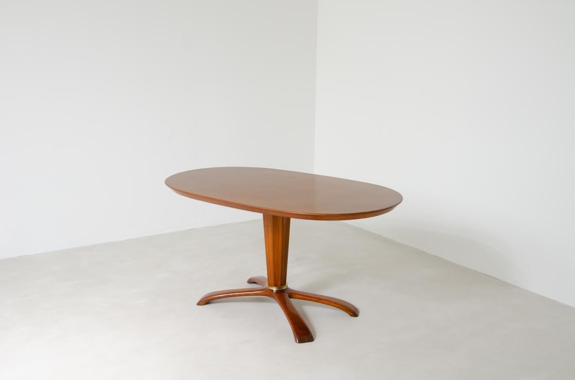 COD-1750
Osvaldo Borsani, table ovale en merisier avec une belle base centrale de forme hélicoïdale, années 1950.

Bibliographie : Osvaldo Borsani. Architetto, designer, imprenditore, Giampiero Bosoni, Skira 2018, pag. 342