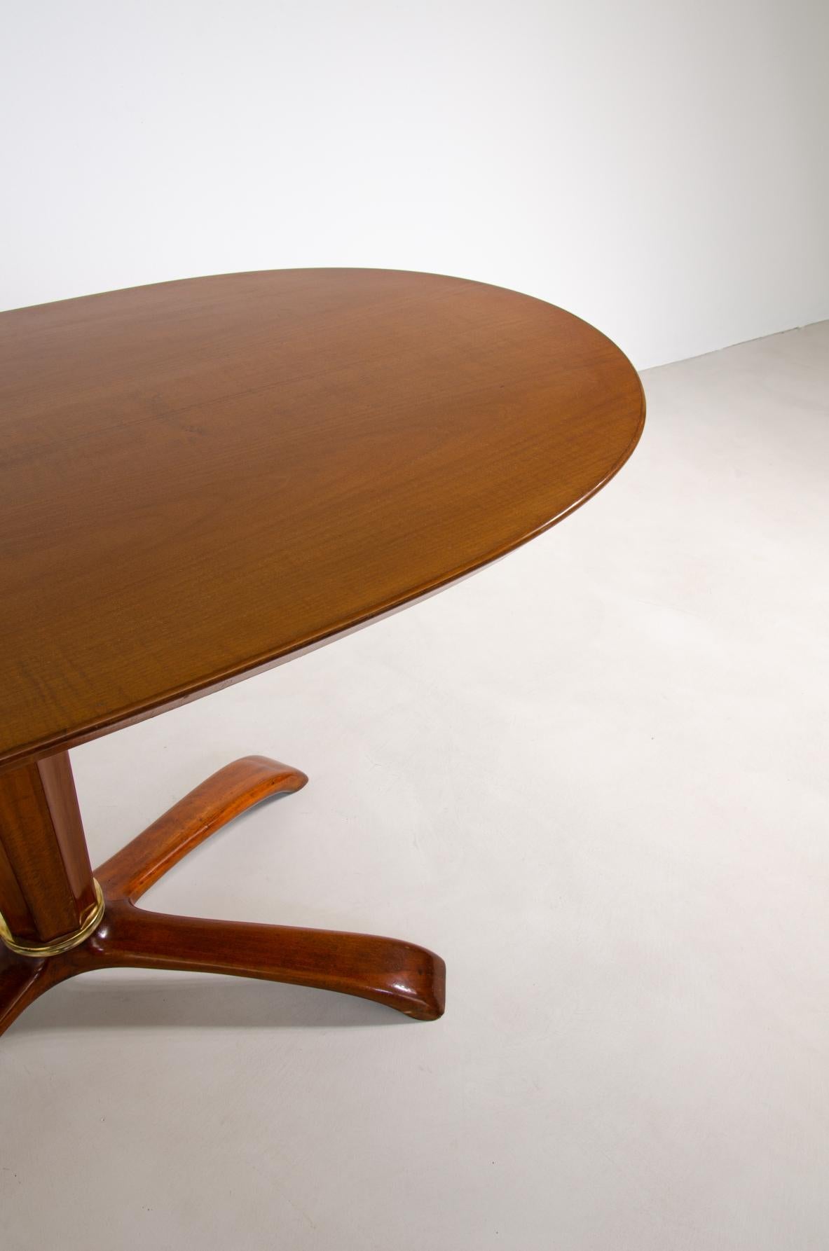 italien Osvaldo Borsani, table ovale en bois de cerisier en vente