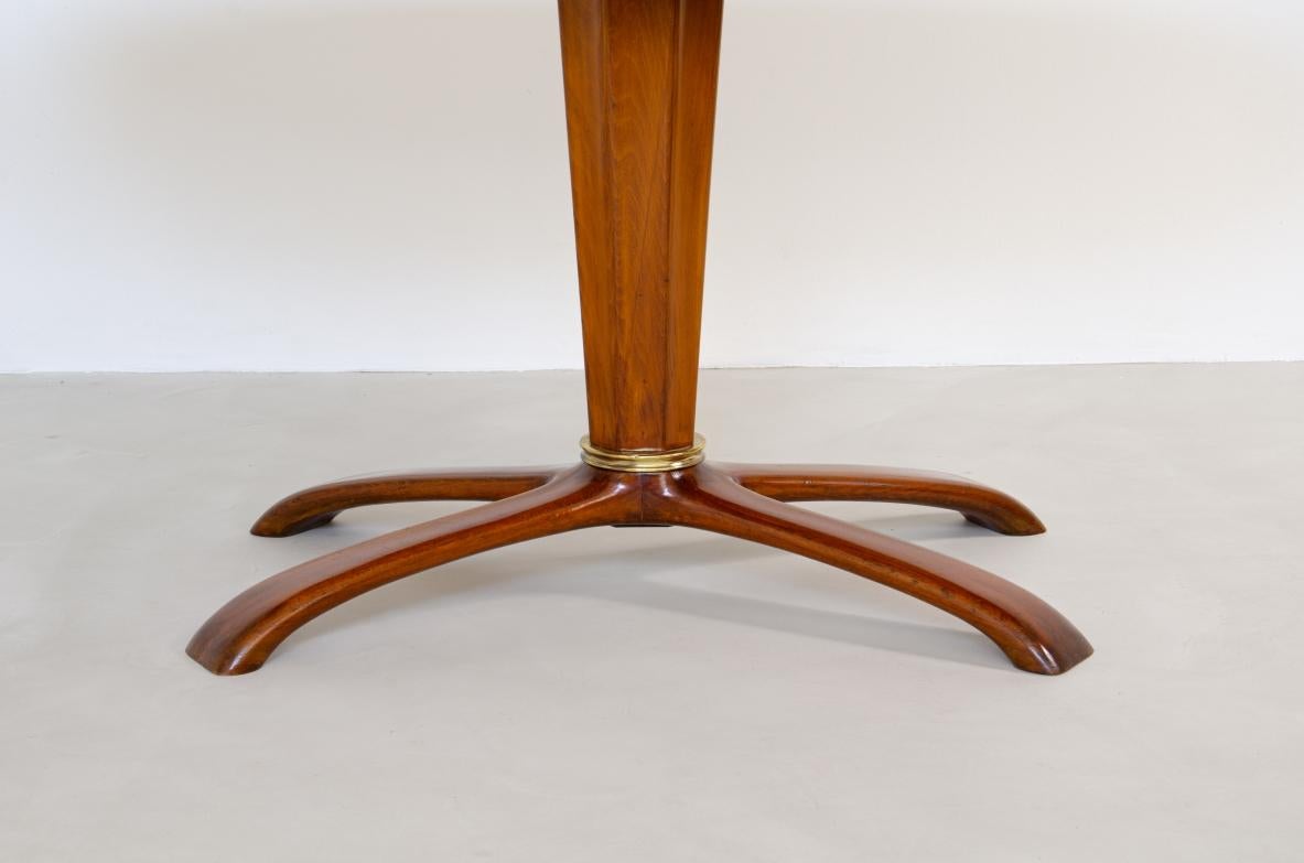 Osvaldo Borsani, table ovale en bois de cerisier Excellent état - En vente à Milano, IT
