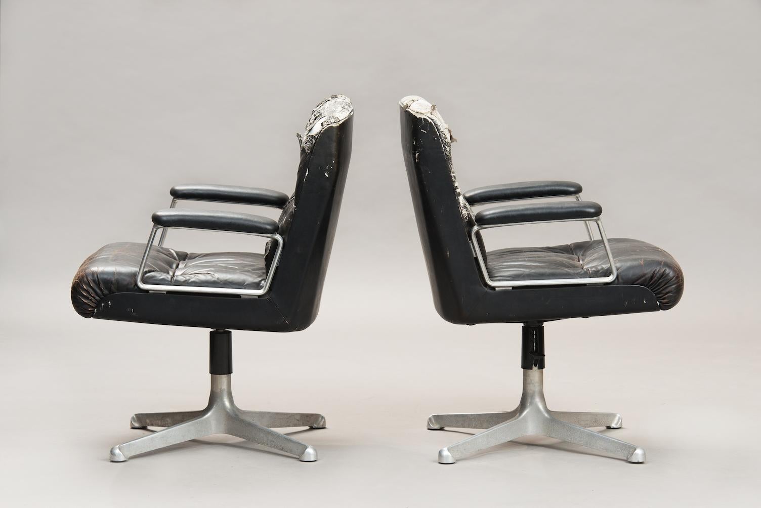 P125 desk chairs designed in 1966 by Osvaldo Borsani for Tecno, Italy, one pair.
Cast polished aluminium base and original black leather upholstery, swivel and adjustable in height.
Measures: W. 66 cm, D 65 cm H. 86 cm (minimum), the other chair