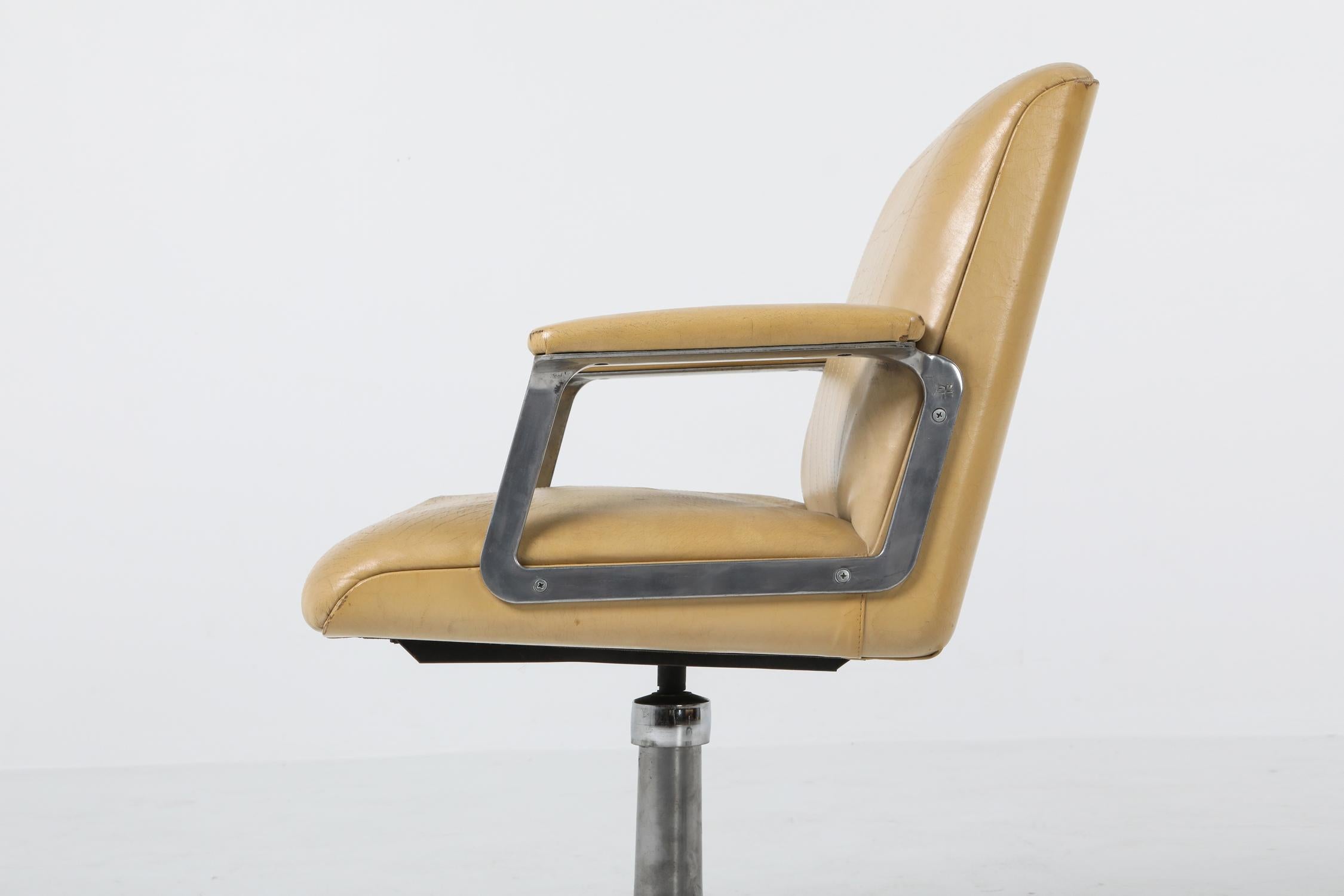 Osvaldo Borsani P126 Swivel Chairs for Tecno, Italy, 1960s 3
