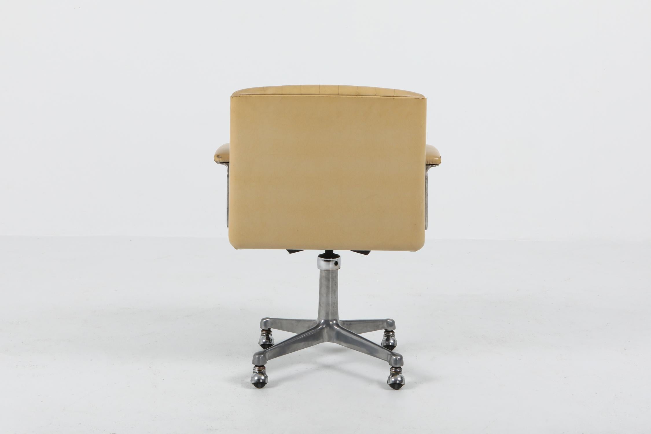 European Osvaldo Borsani P126 Swivel Chairs for Tecno, Italy, 1960s