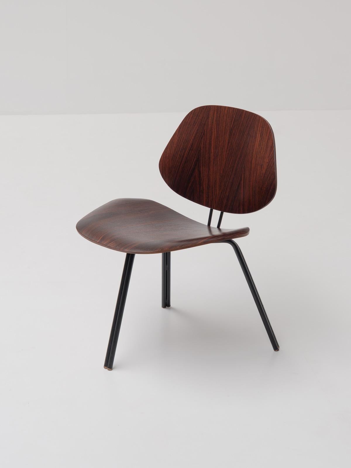Diseñada por Osvaldo Borsani para Tecno en Italia a finales de la década de 1950, esta llamativa tumbona vintage es un buen ejemplo del diseño italiano de mediados de siglo. Su elegante base en forma de trípode, fabricada en acero pulido, soporta un