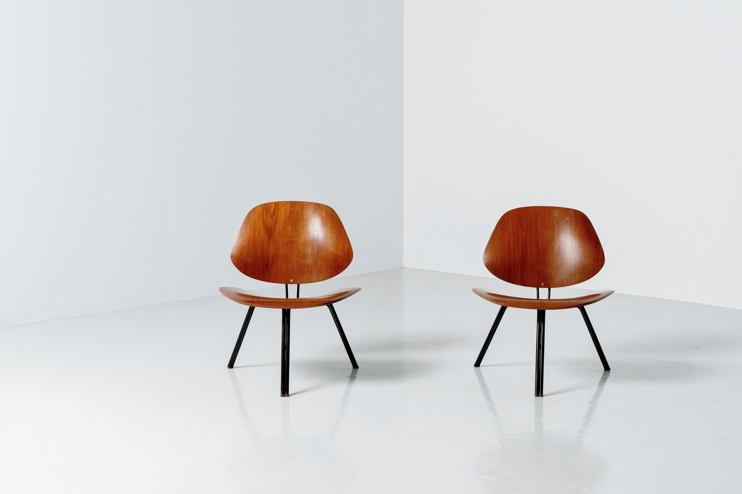 Magnifique et rare ensemble de 4 chaises P31 par Osvaldo Borsani et fabriquées en Italie par Tecno en 1957. Les chaises sont en bon état d'origine avec des signes normaux d'utilisation et ont une magnifique patine, ce qui ne fait que leur donner de