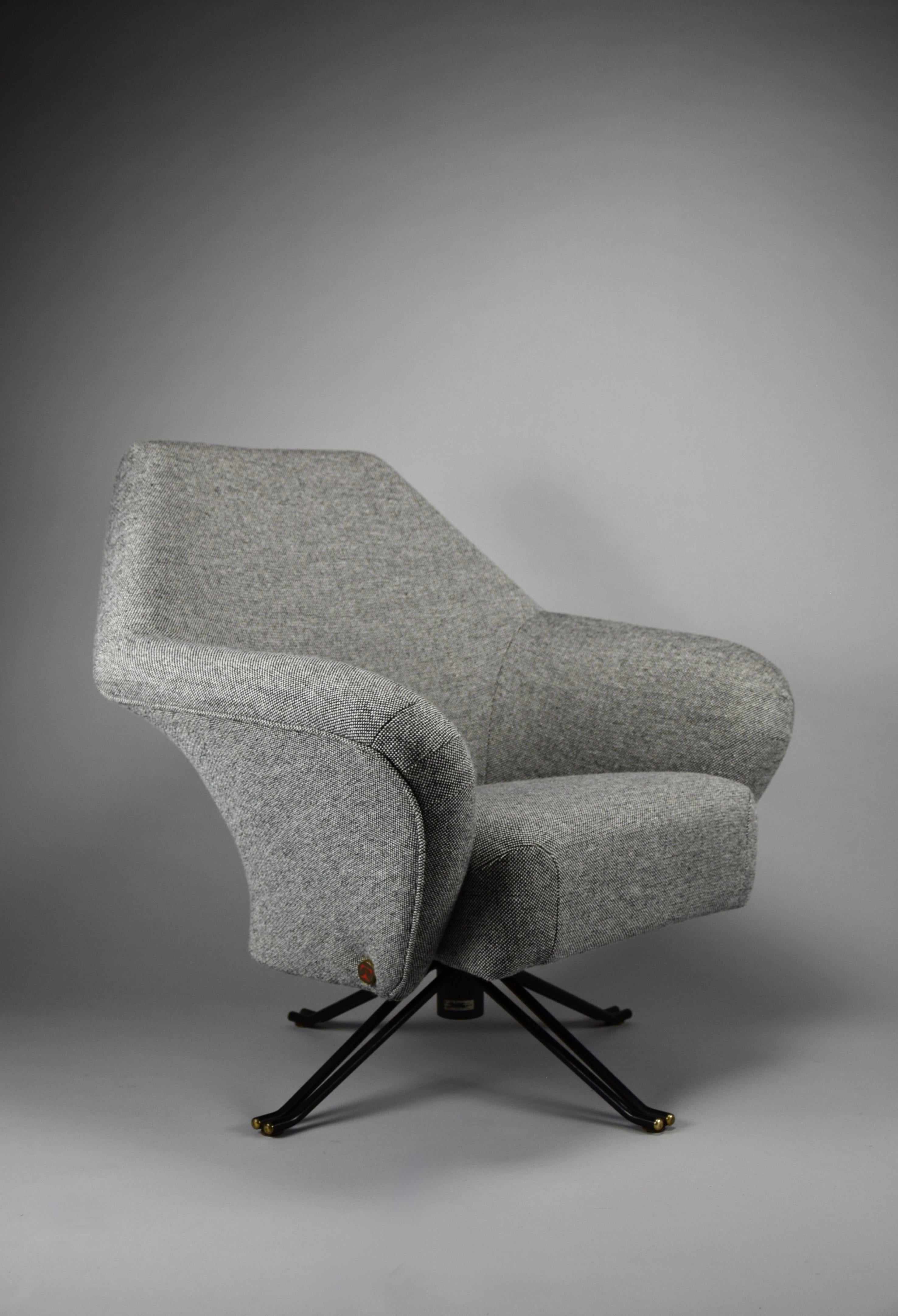 Sillón Osvaldo Borsani P32 en Bueno estado para la venta en Weesp, NL