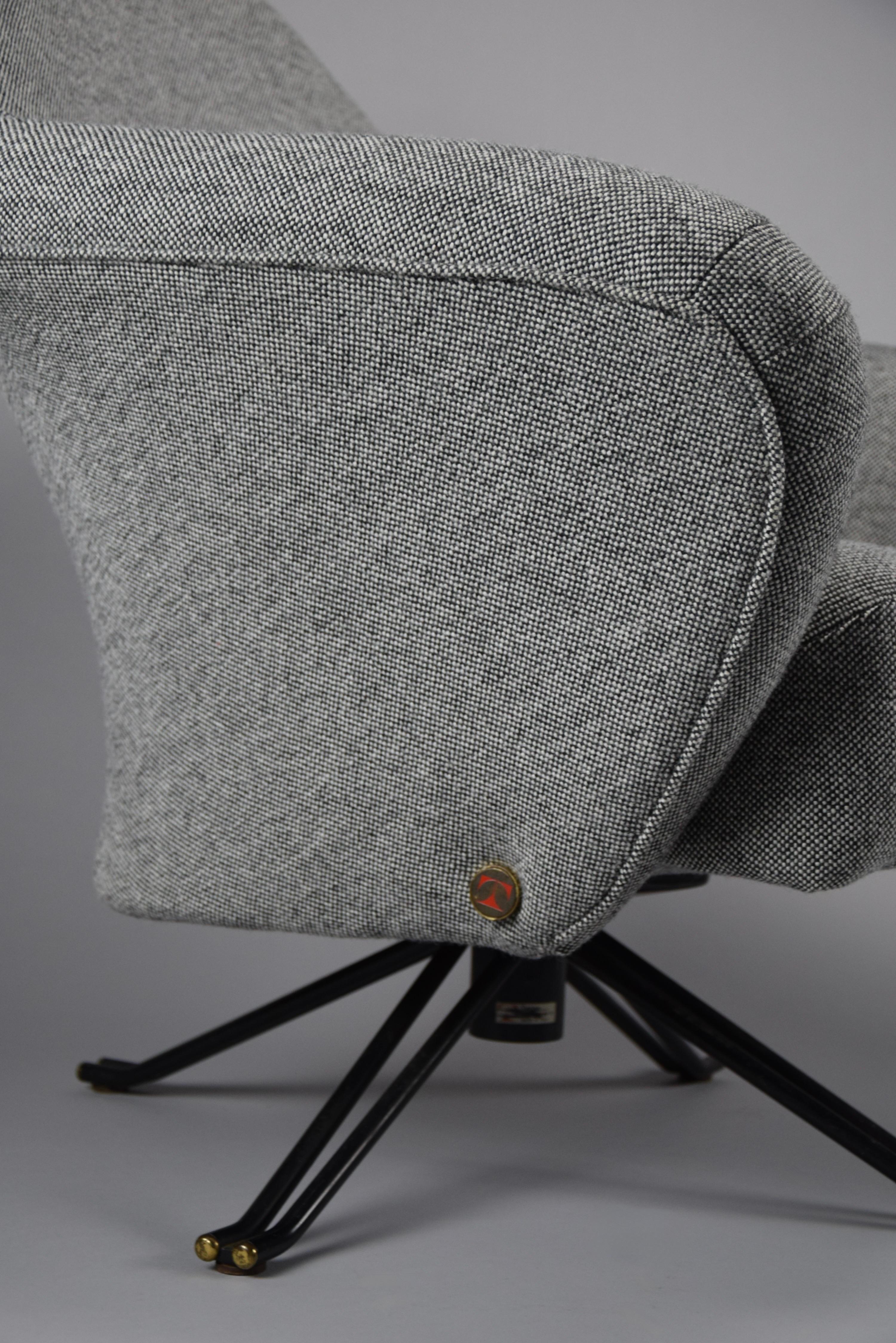 Sillón Osvaldo Borsani P32 Latón en venta