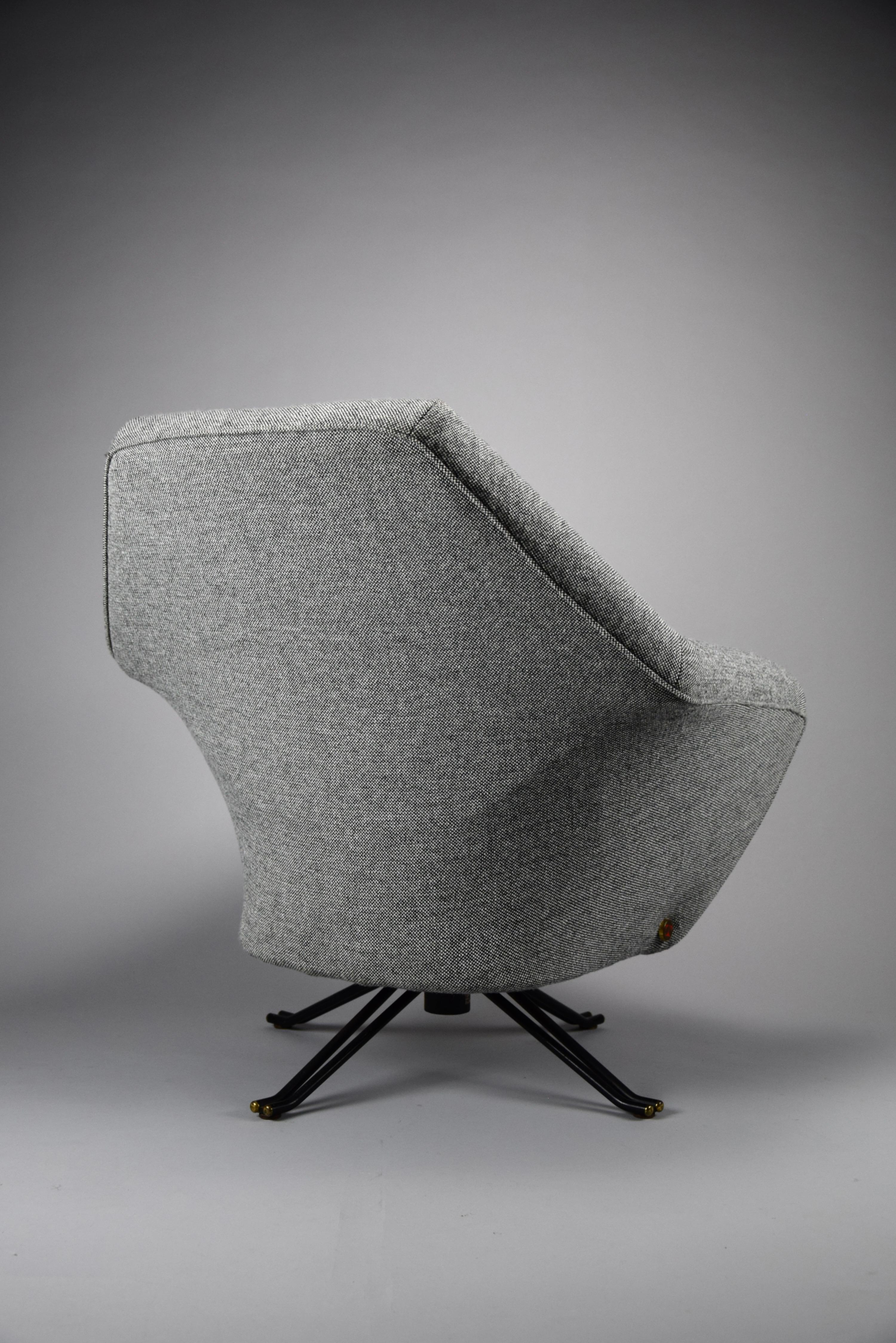 Presentamos el Elegante Sillón P32: Comodidad atemporal, elegancia inigualable

Adéntrate en el mundo del diseño italiano de mediados de siglo con la Elegante Butaca P32, una obra maestra creada por Osvaldo Borsani en 1956 y producida con orgullo