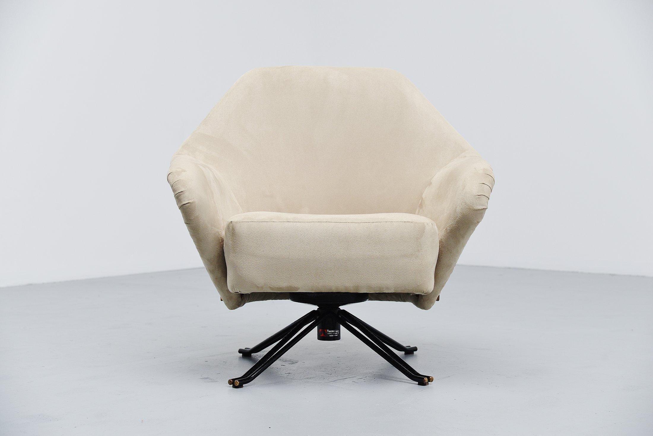 Nice early edition of the P32 chair designed by Osvaldo Borsani for Tecno, Italy 1956. This chair was produced from 1956 to 1962 and the chair is from the first production. This chair swivels and tilt back and works perfectly. The chair is newly