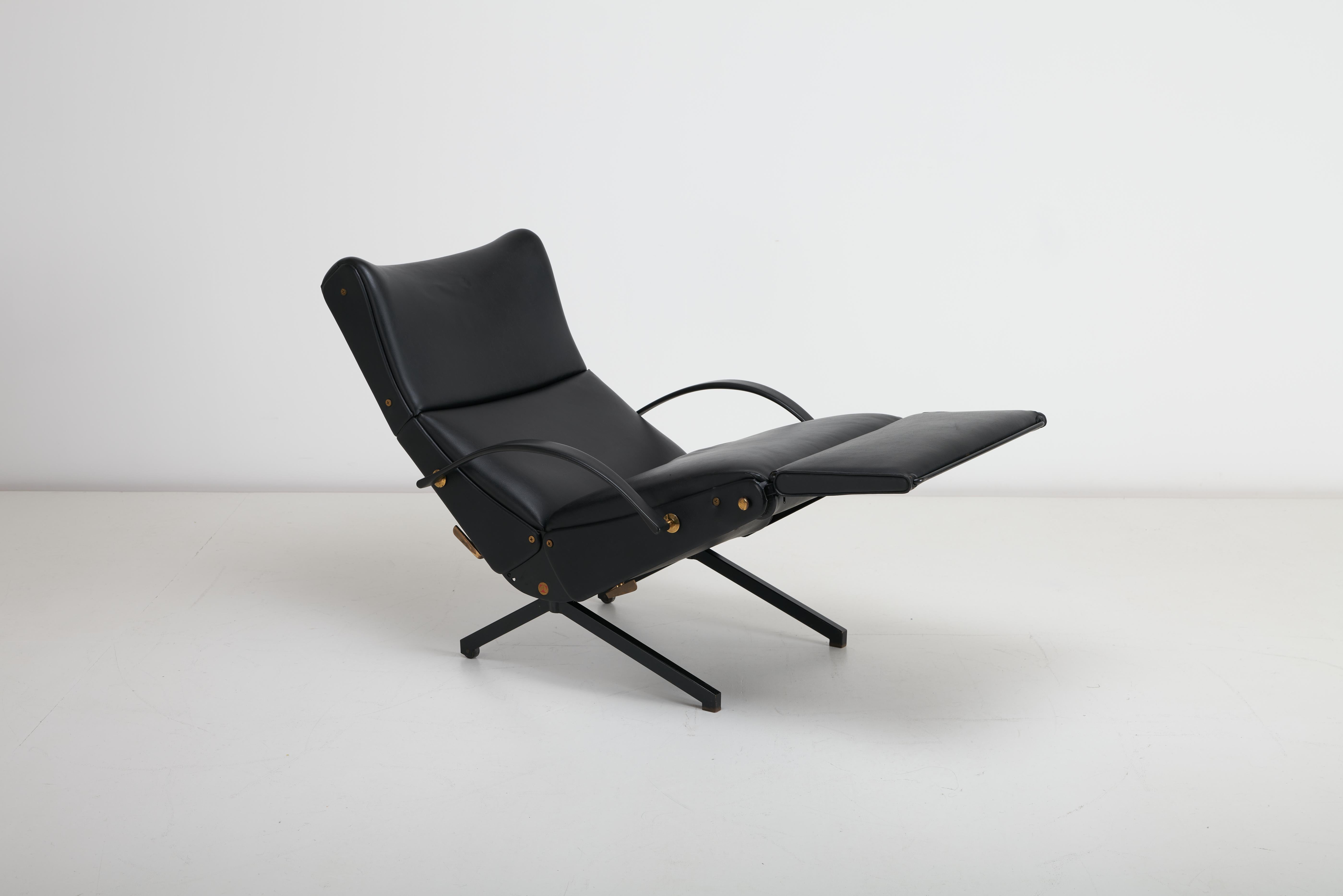 Italian Osvaldo Borsani for Tecno Model P40 Chaise Black Vinyl Upholstery For Sale