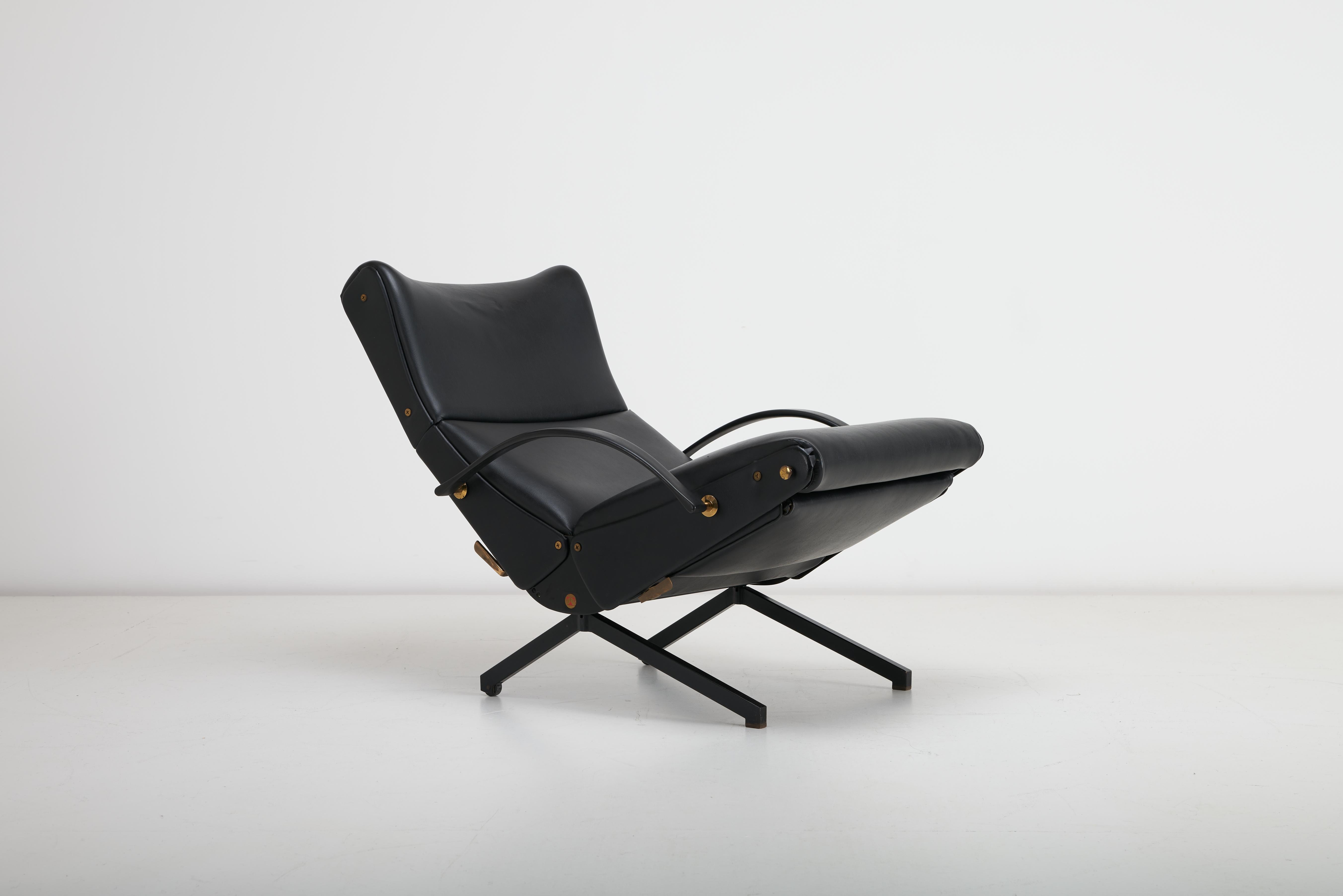 Osvaldo Borsani for Tecno Model P40 Chaise Black Vinyl Upholstery In Good Condition For Sale In Uxbridge, GB