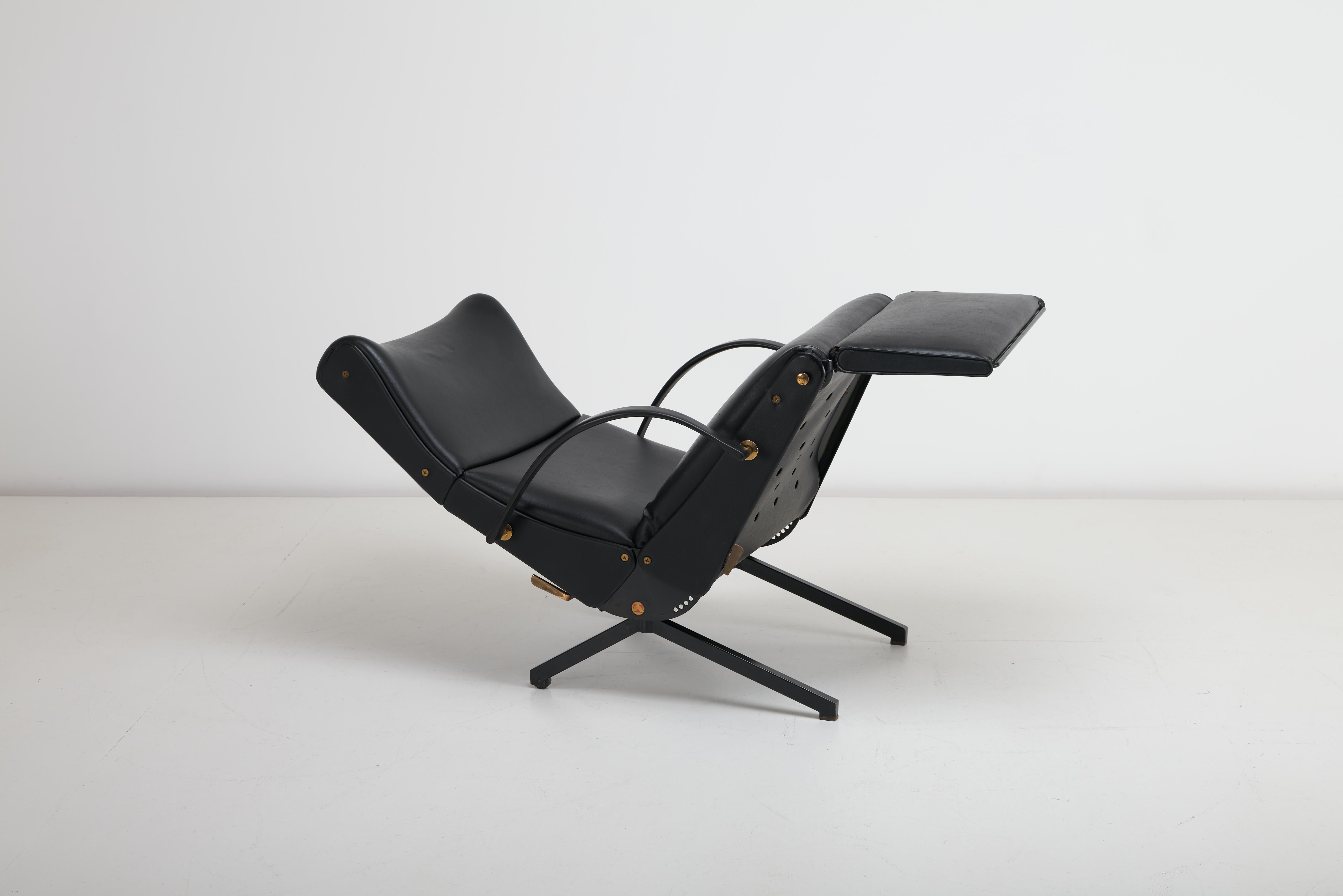 Osvaldo Borsani for Tecno Model P40 Chaise Black Vinyl Upholstery For Sale 1
