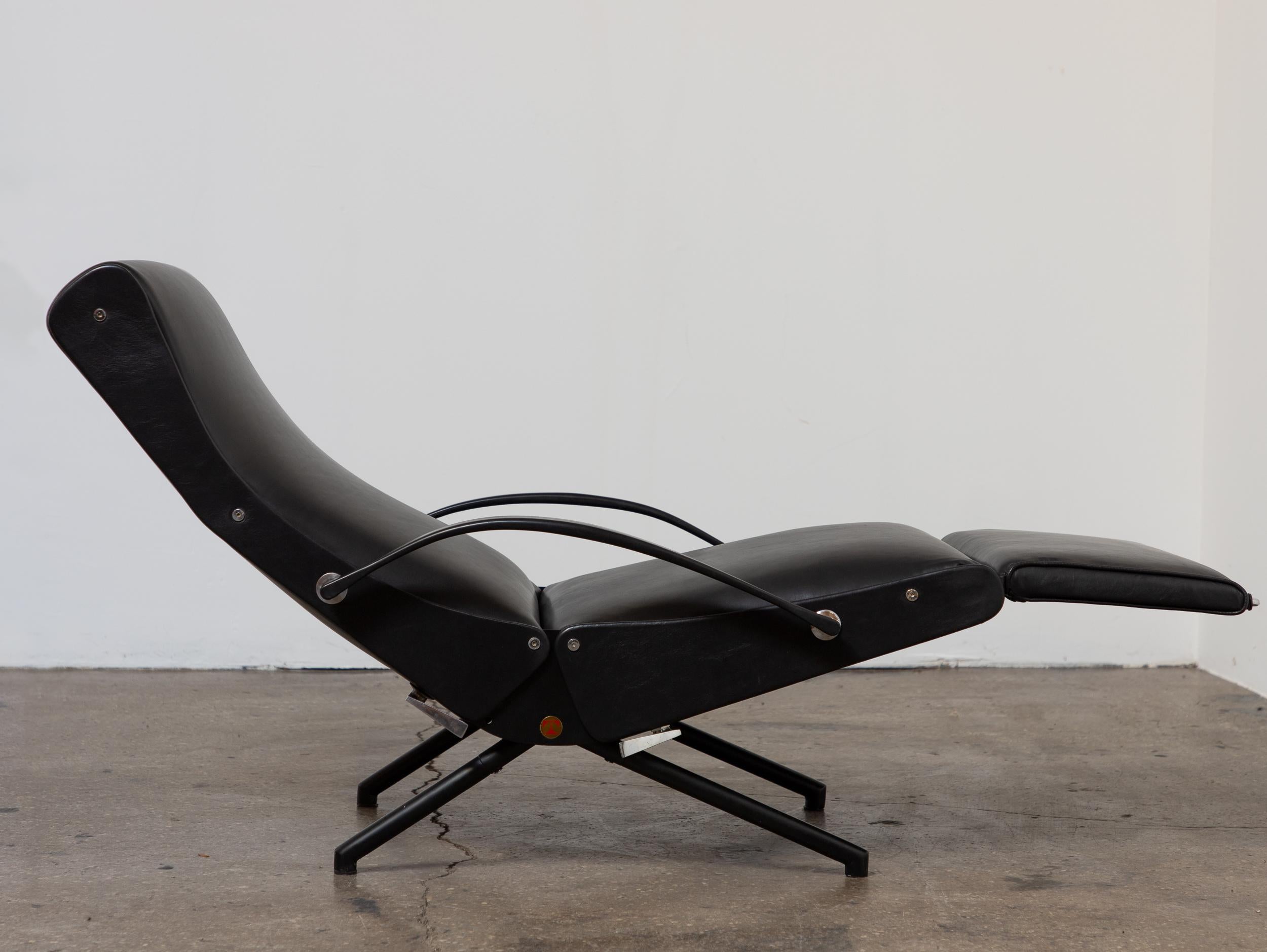 Sleek P40 Lounge Chair in black leather, designed by Italian architect and designer Osvaldo Borsani for Tecno. Comfortable seat reclines and fully extends into a chaise lounge, perfect for relaxing. Our vintage example has been restored in soft,
