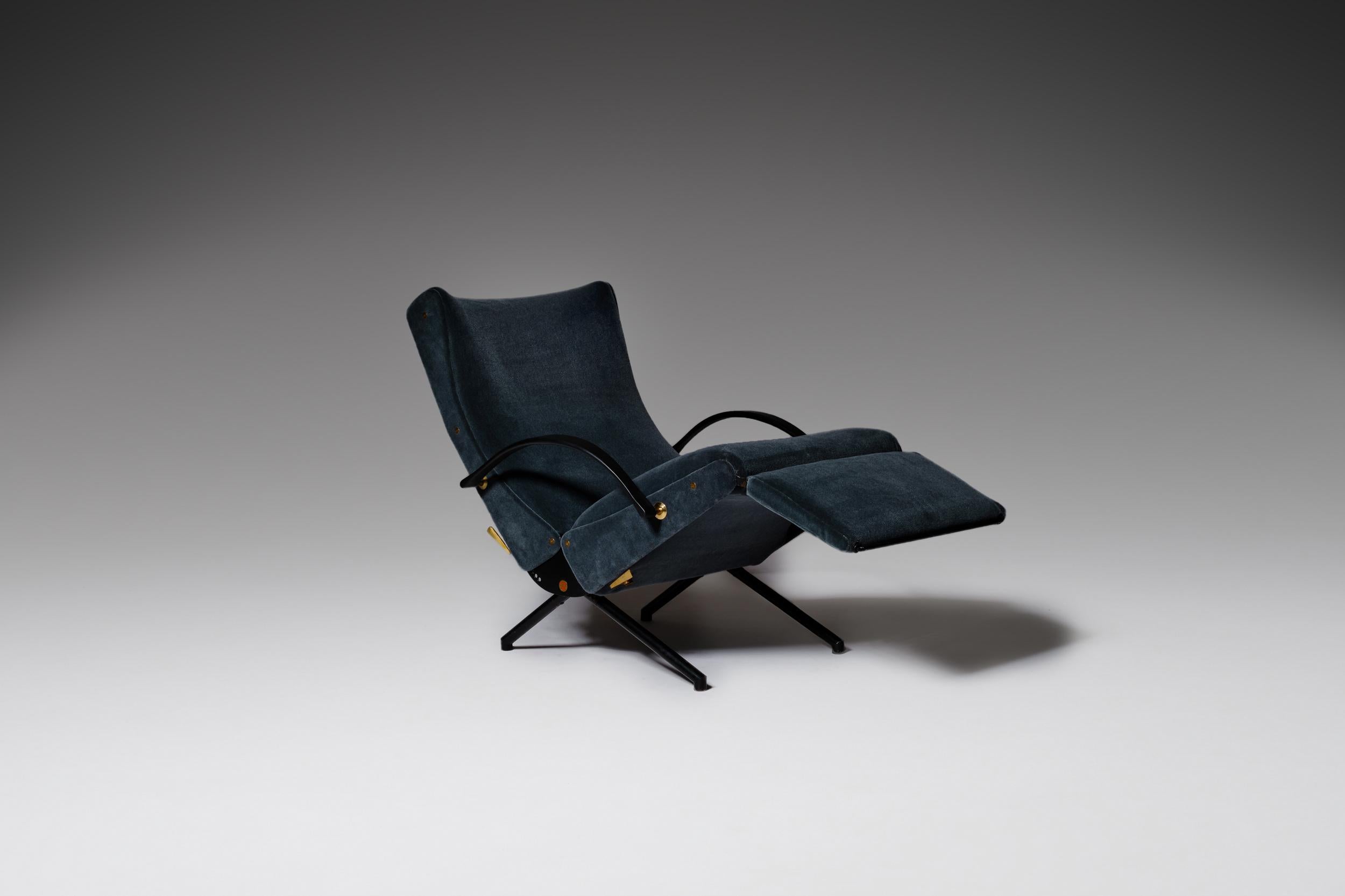 First edition P40 lounge chair by Osvaldo Borsani for Tecno, Italy, 1955. The early edition varies in different ways from the later production; it has a round tubular base, the back and neck rest out of one piece and some other small differences.