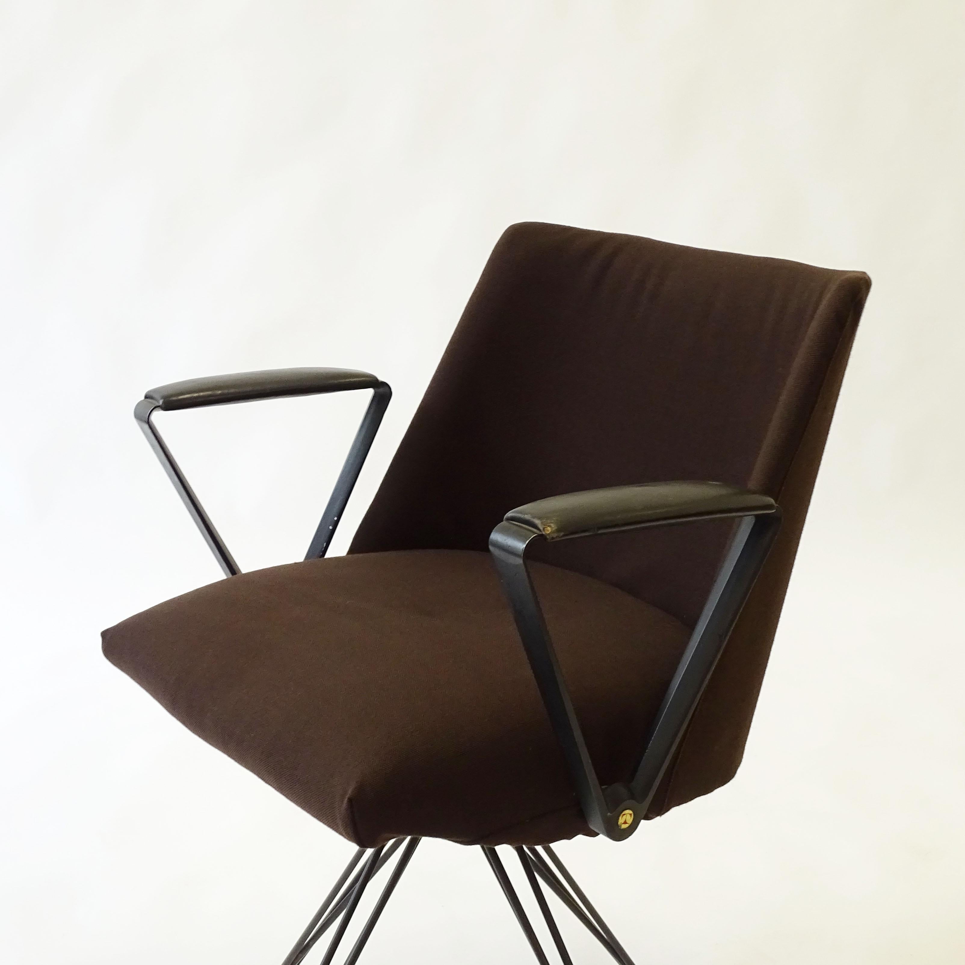 Todo original Silla de escritorio Osvaldo Borsani P99 para Tecno, Italia 1957
Etiqueta Tecno original aplicada y etiquetas de latón
Referencia: Osvaldo Borsani - arquitecto, diseñador, empresario. Giampiero Bosoni. 
Páginas 406, 411, 474, 600.

