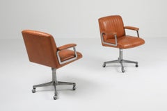Osvaldo Borsani - Paire de chaises pivotantes P126 cognac pour Tecno:: Italie:: années 1960