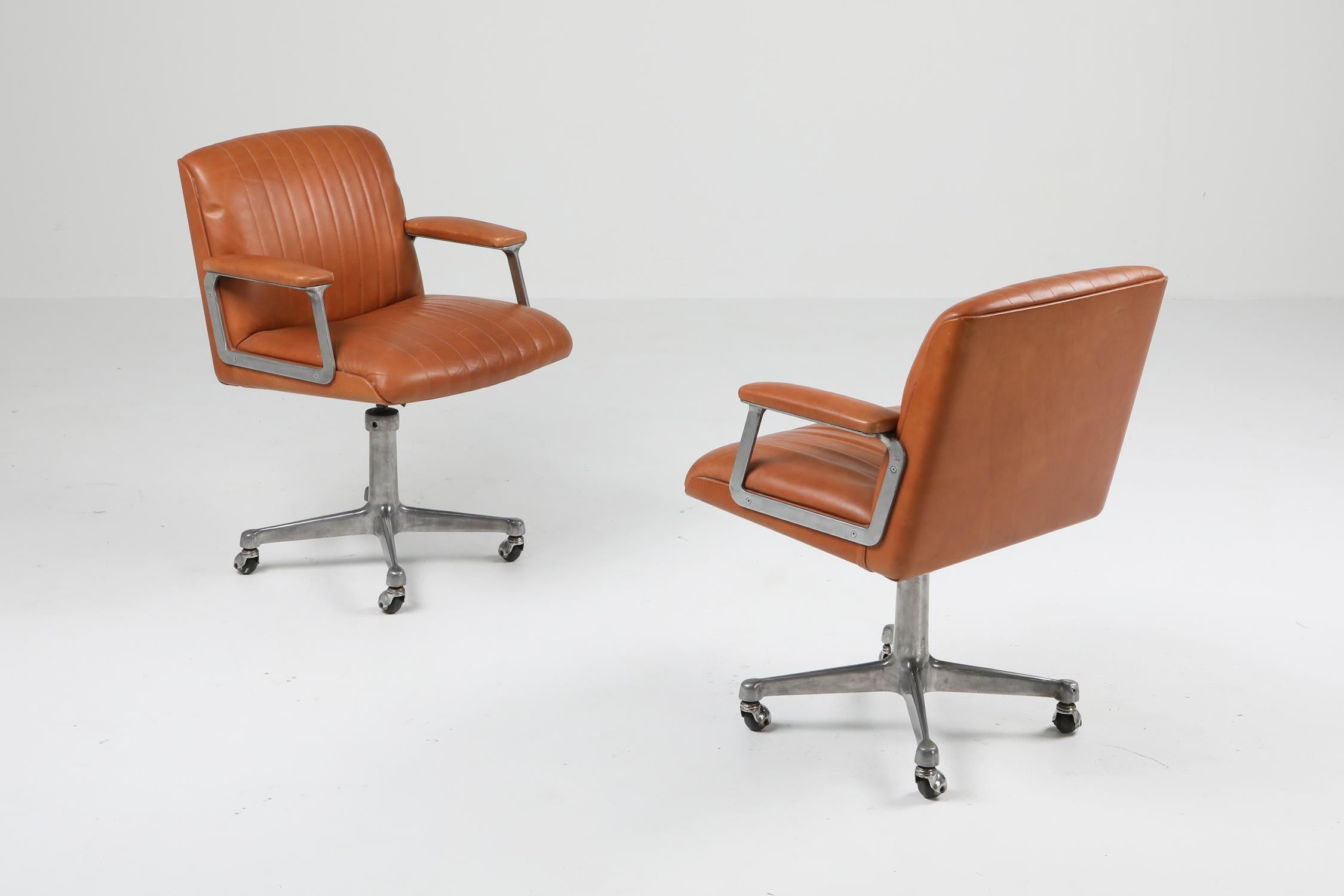 Mid-Century Modern Osvaldo Borsani Pair of Cognac P126 Swivel Chairs for Tecno, Italy, 1960s