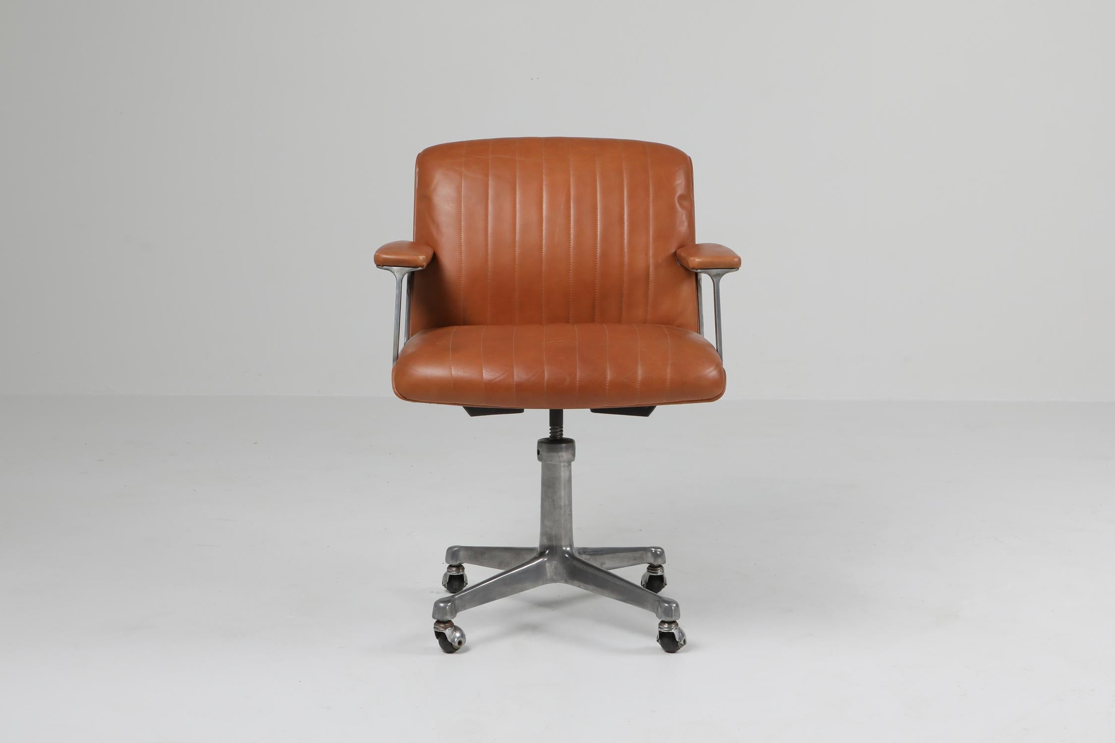 European Osvaldo Borsani Pair of Cognac P126 Swivel Chairs for Tecno, Italy, 1960s