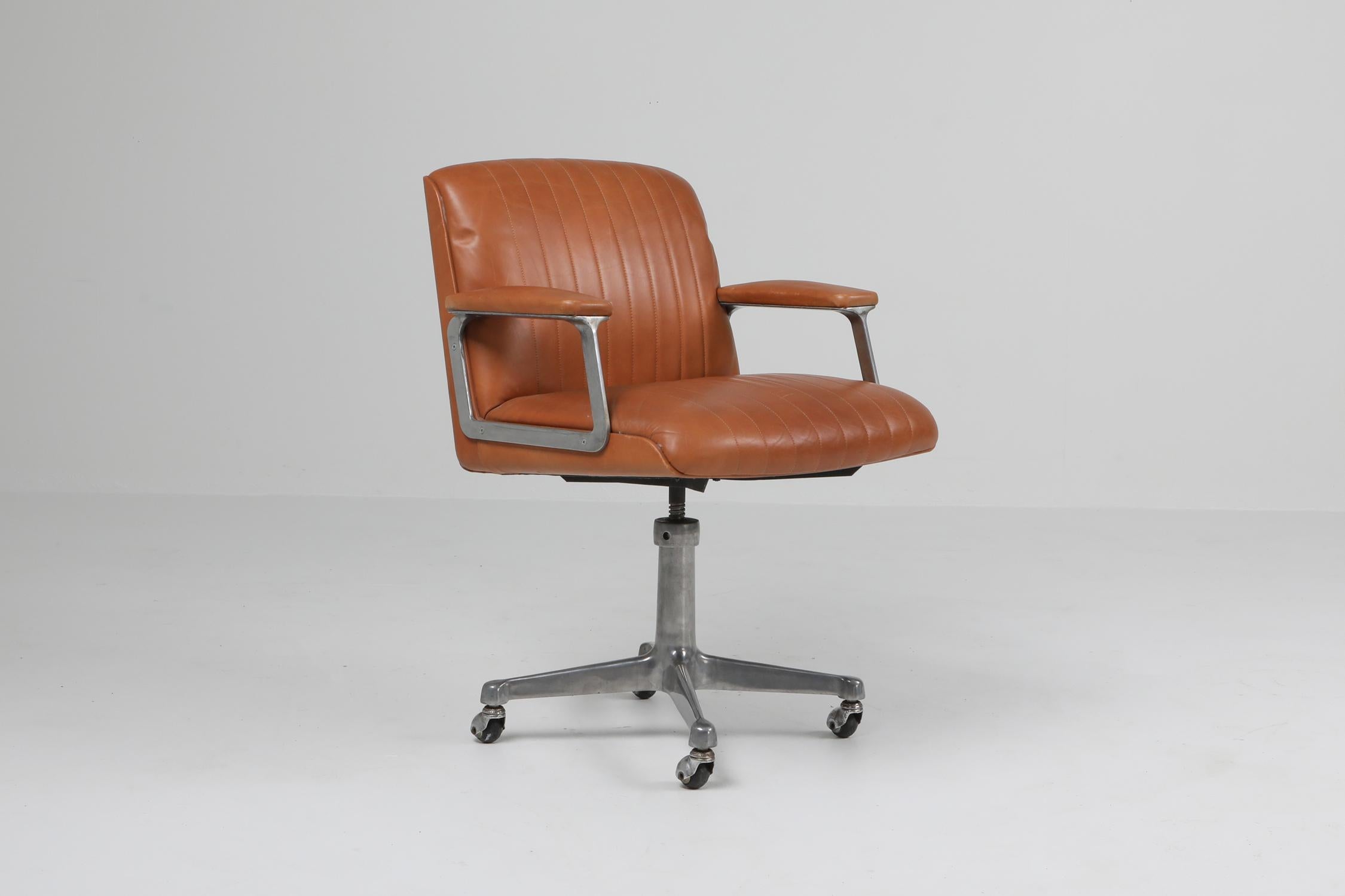 Osvaldo Borsani Pair of Cognac P126 Swivel Chairs for Tecno, Italy, 1960s In Good Condition In Antwerp, BE