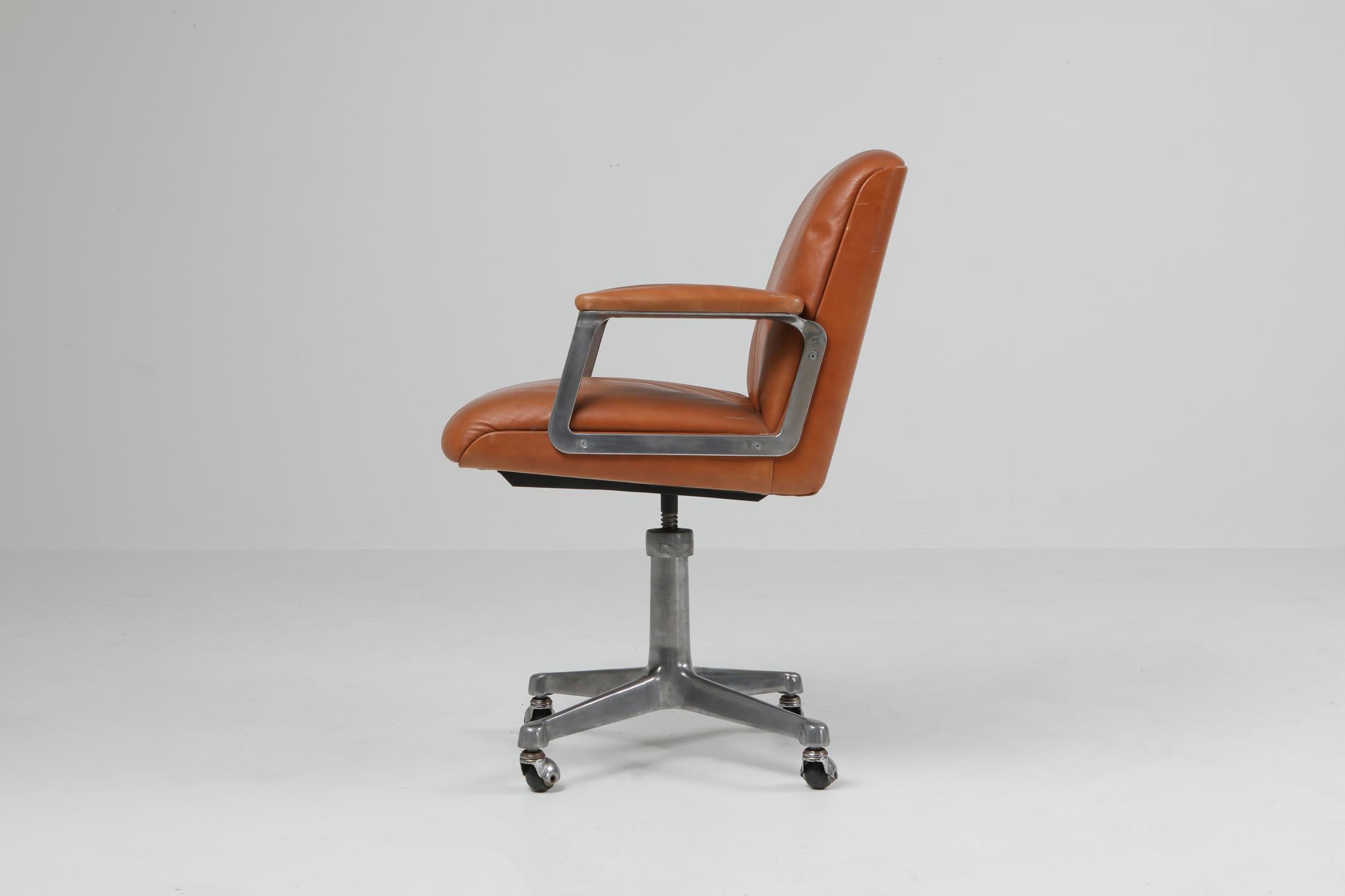 20th Century Osvaldo Borsani Pair of Cognac P126 Swivel Chairs for Tecno, Italy, 1960s