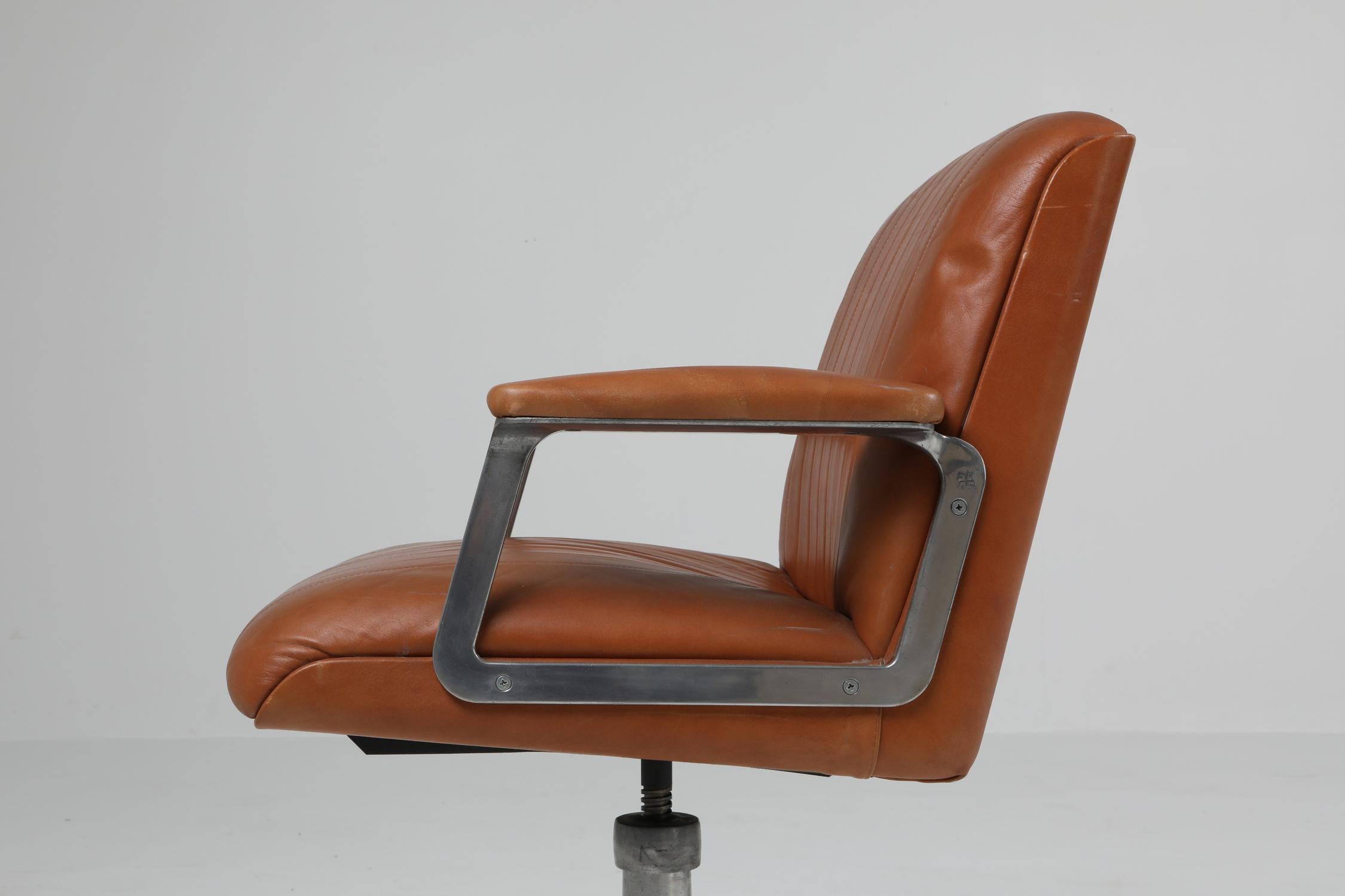 Osvaldo Borsani Pair of Cognac P126 Swivel Chairs for Tecno, Italy, 1960s 1