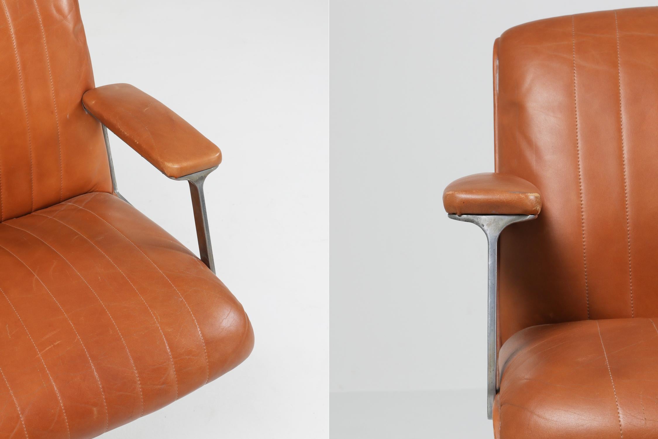 Osvaldo Borsani Pair of Cognac P126 Swivel Chairs for Tecno, Italy, 1960s 2