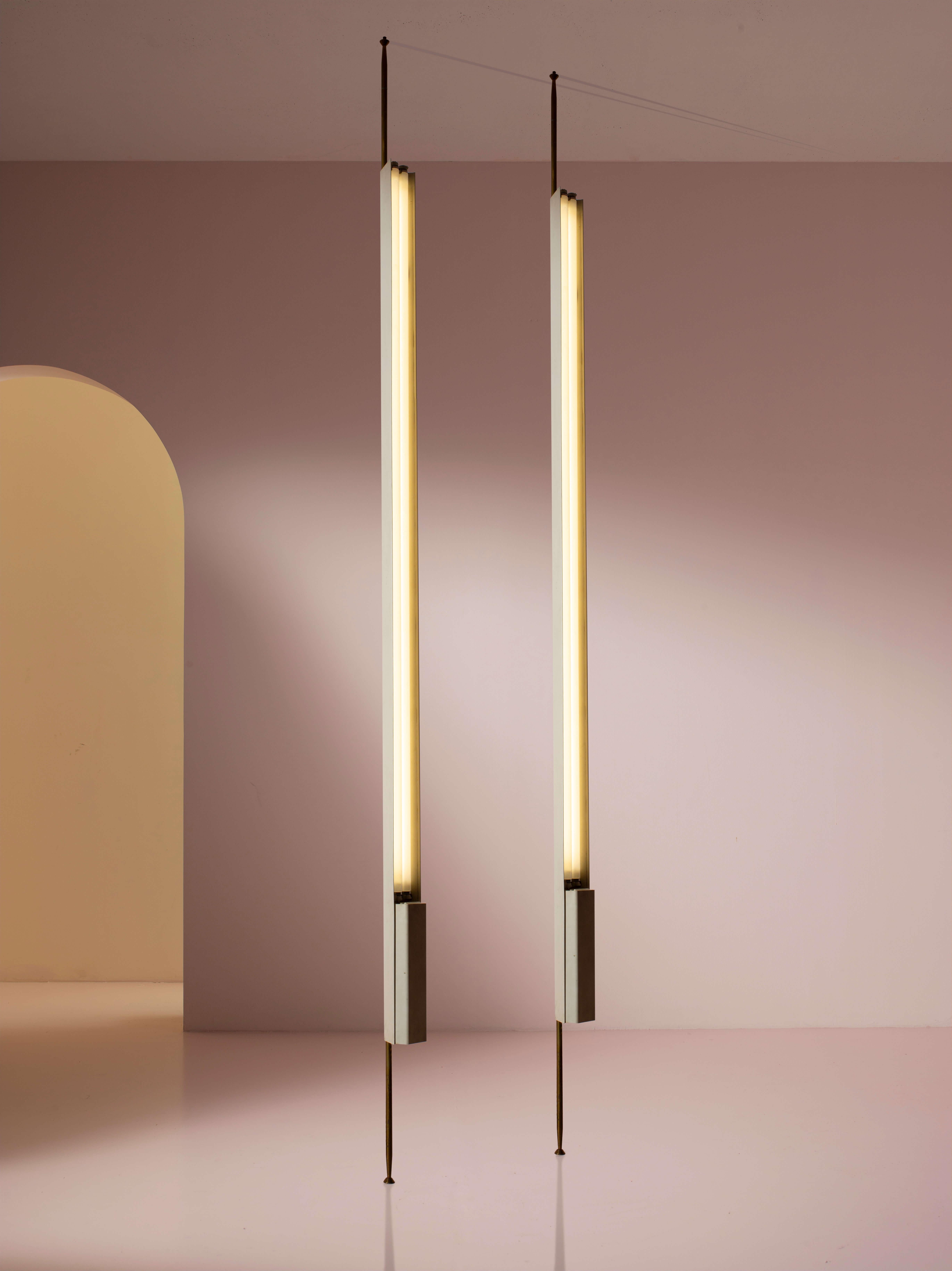 Osvaldo Borsani: Paar LT8 Neonlampen von Decken- bis Boden von Tecno, Italien, 1950er Jahre (Moderne der Mitte des Jahrhunderts) im Angebot