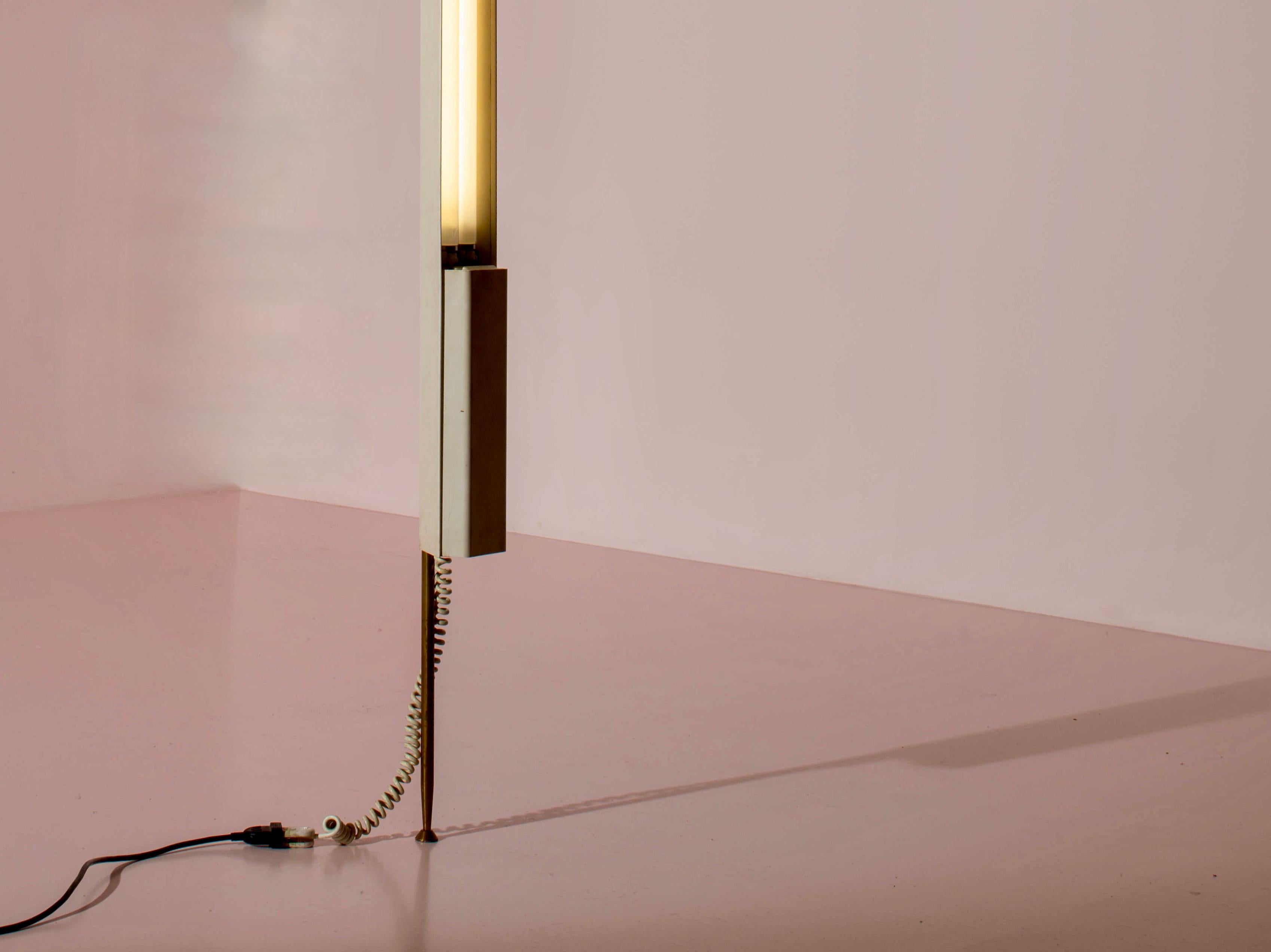 Osvaldo Borsani: Paar LT8 Neonlampen von Decken- bis Boden von Tecno, Italien, 1950er Jahre (Italienisch) im Angebot