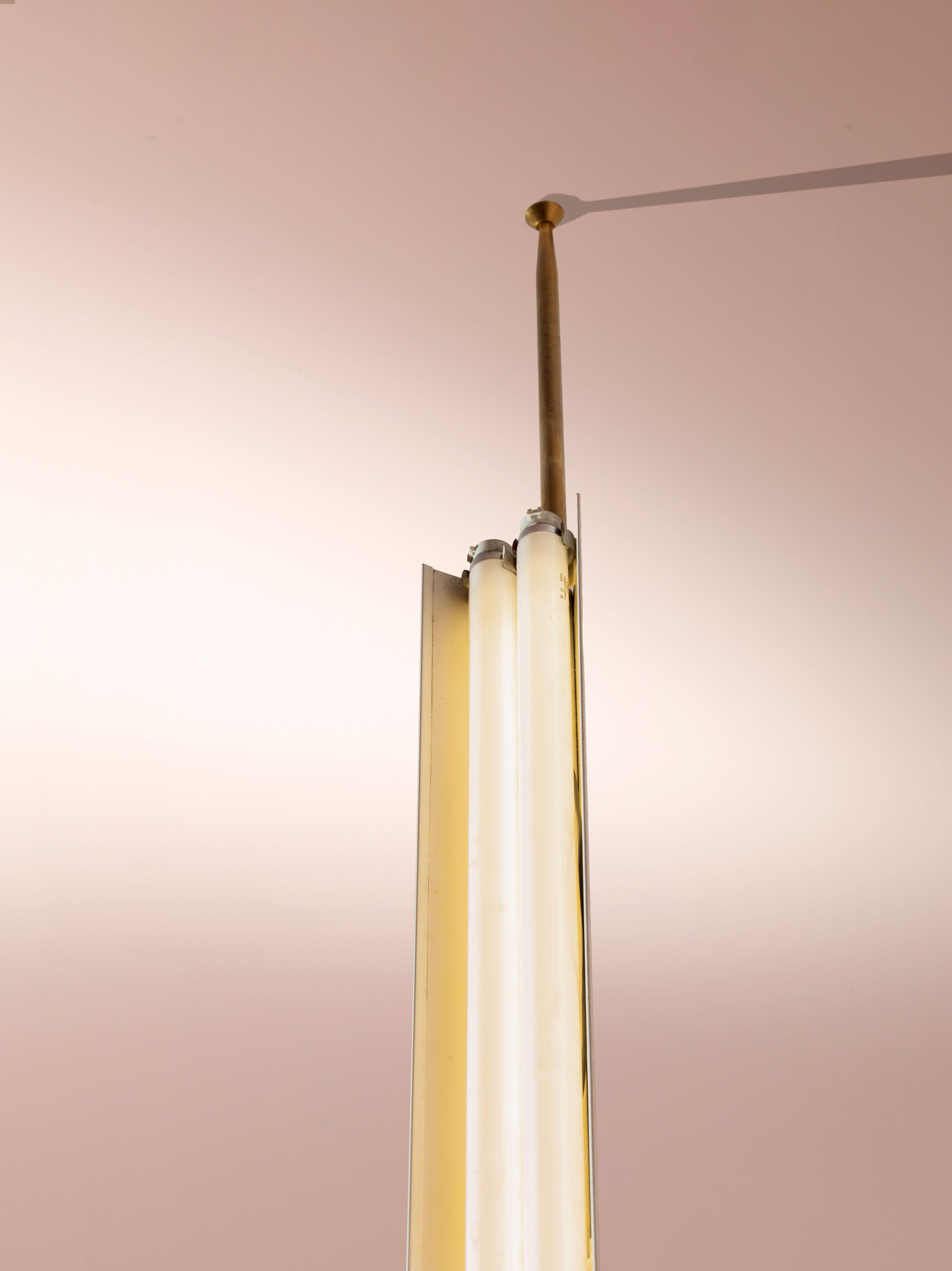 Osvaldo Borsani: Paar LT8 Neonlampen von Decken- bis Boden von Tecno, Italien, 1950er Jahre (Mitte des 20. Jahrhunderts) im Angebot
