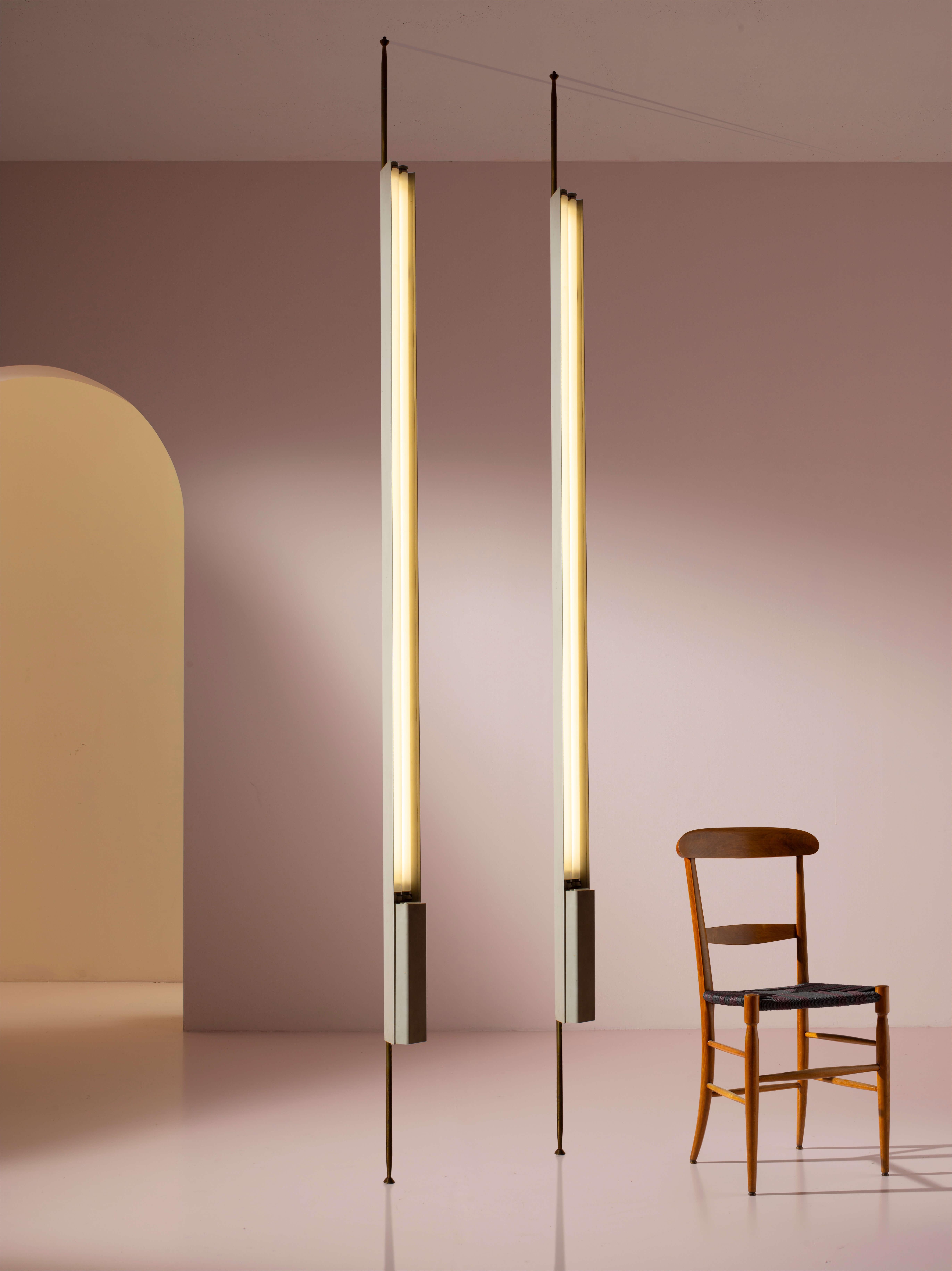 Osvaldo Borsani: Paar LT8 Neonlampen von Decken- bis Boden von Tecno, Italien, 1950er Jahre im Angebot 1