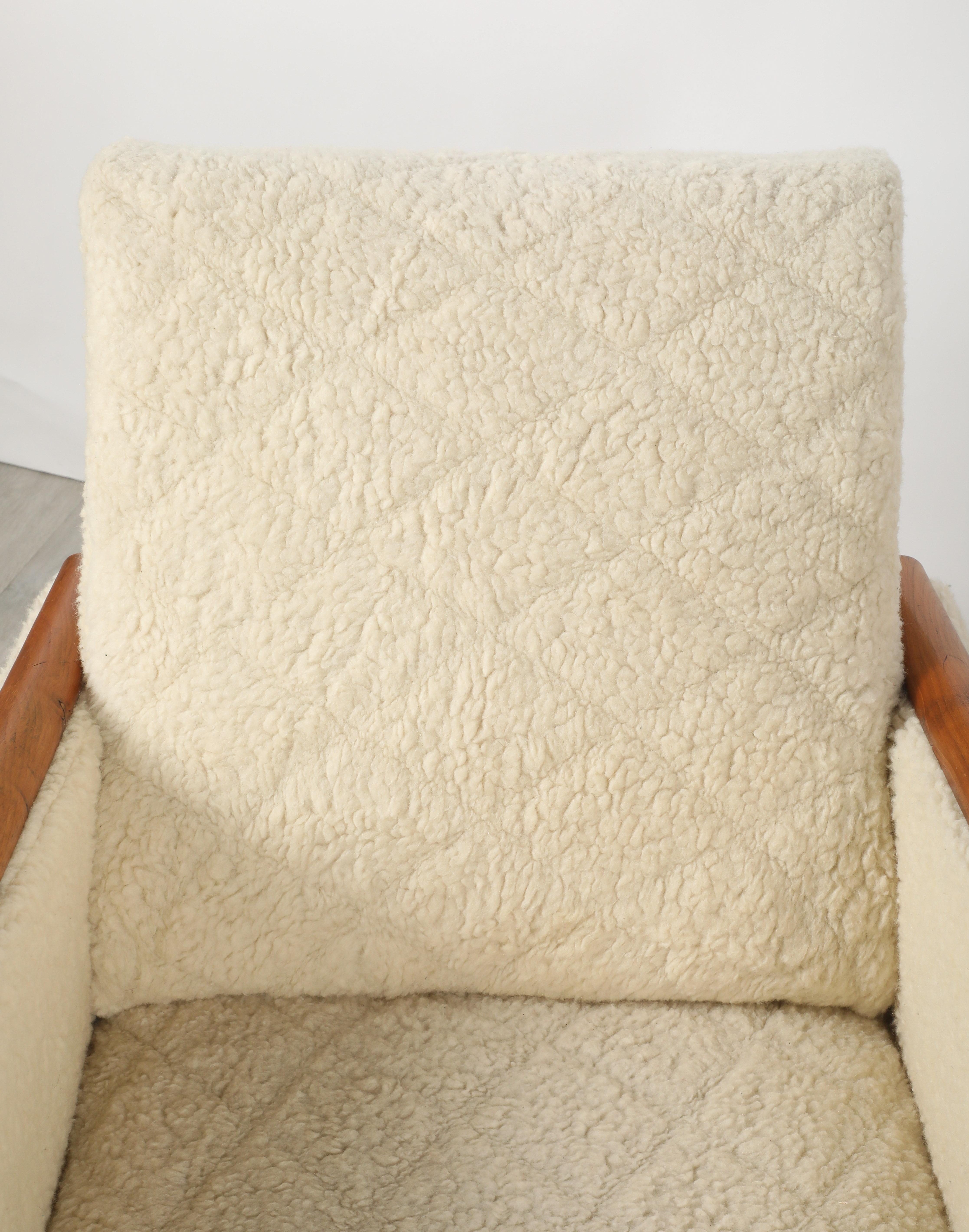 Osvaldo Borsani Pareja de sillones de piel de oveja y roble, hacia 1945 en venta 5