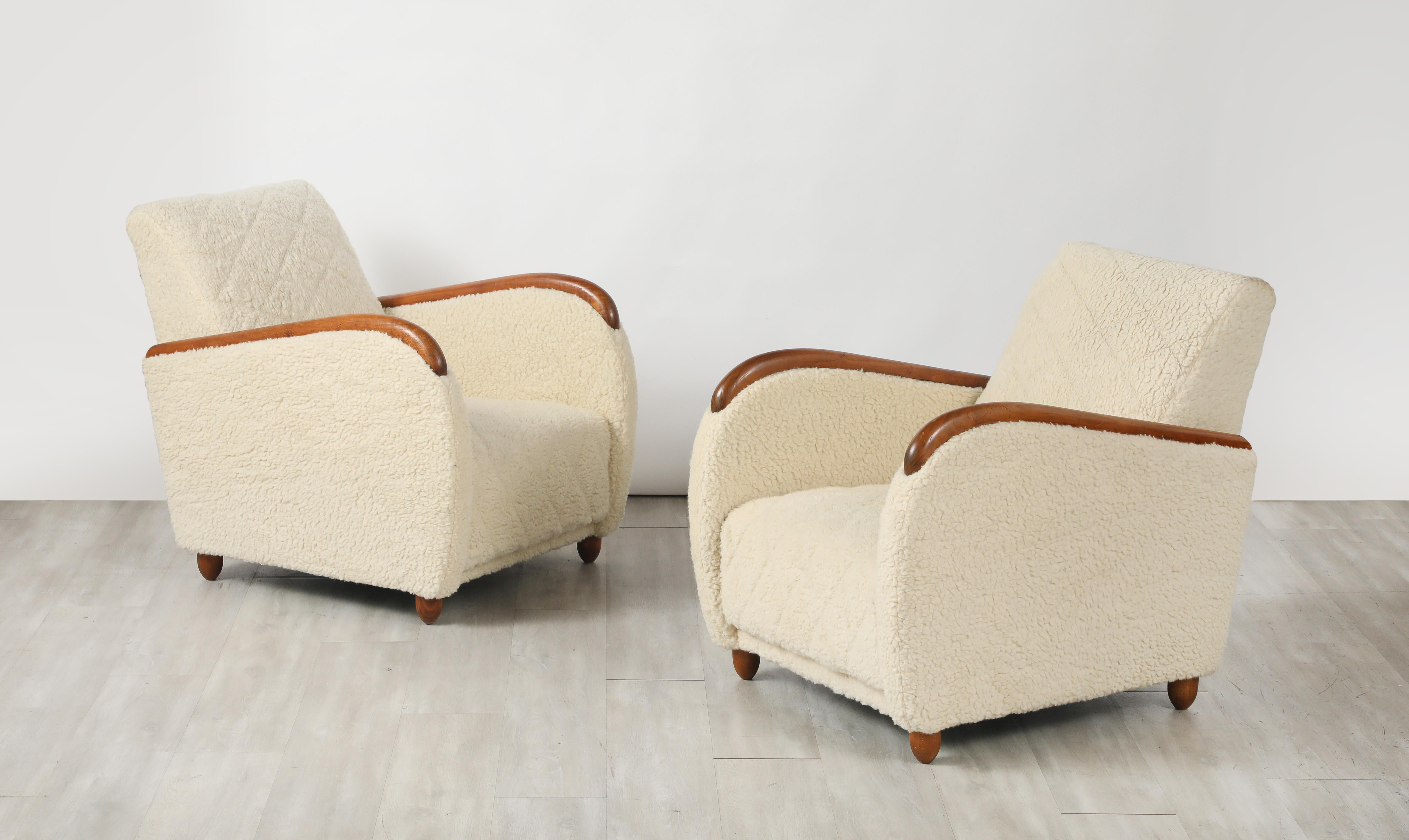 Osvaldo Borsani Pareja de sillones de piel de oveja y roble, hacia 1945 en venta 6