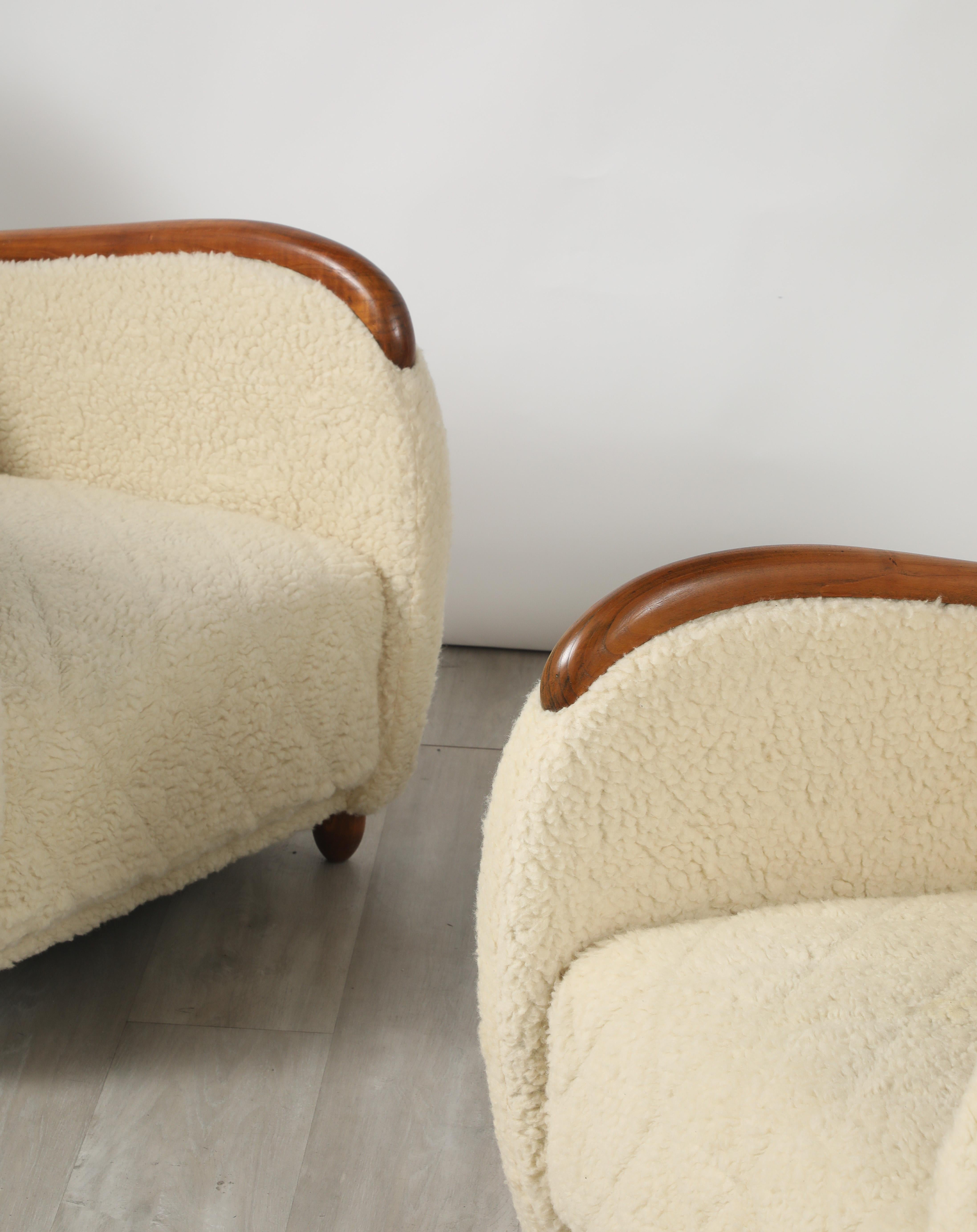 Osvaldo Borsani Pareja de sillones de piel de oveja y roble, hacia 1945 en venta 7