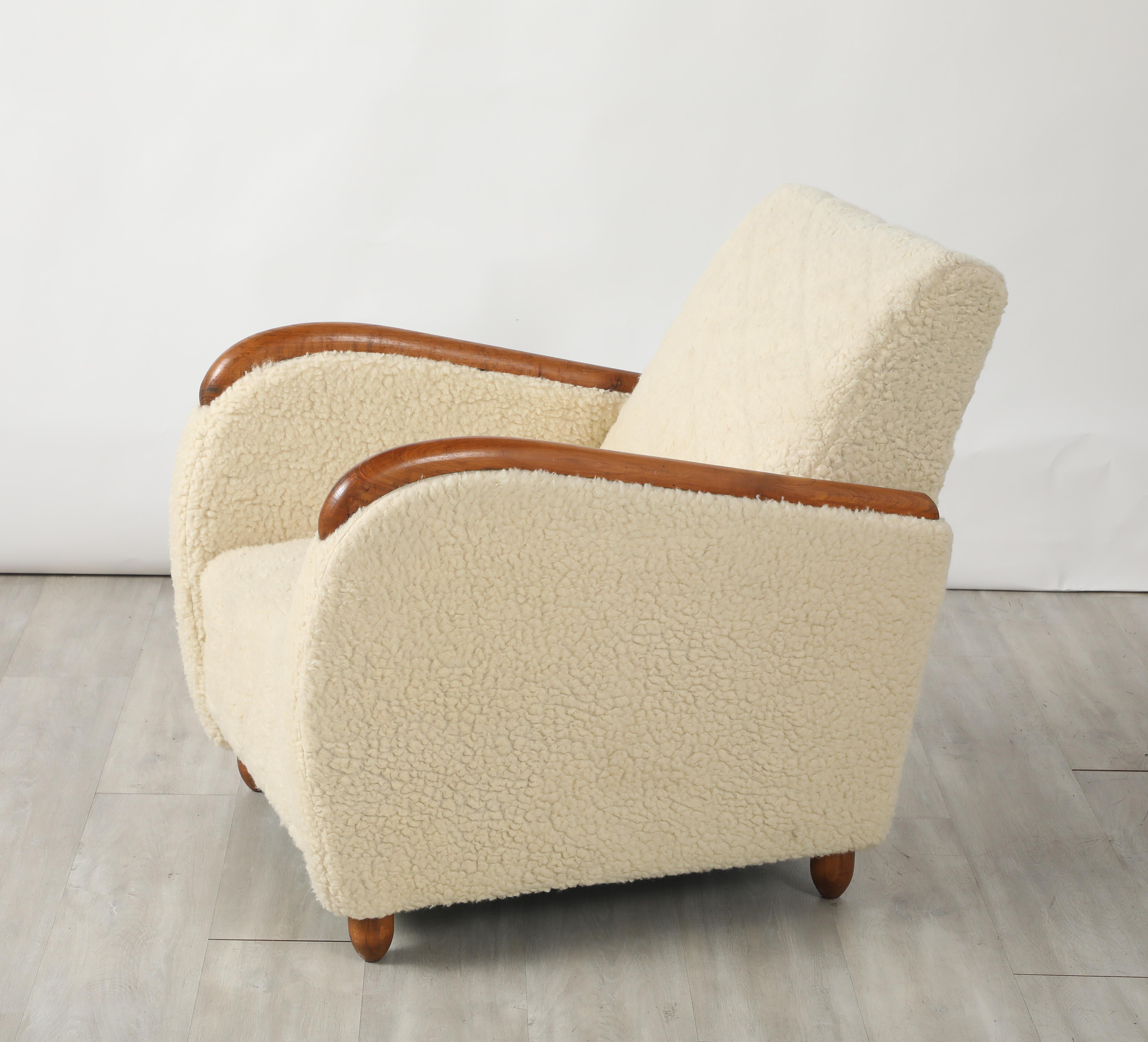 Osvaldo Borsani Pareja de sillones de piel de oveja y roble, hacia 1945 en venta 11