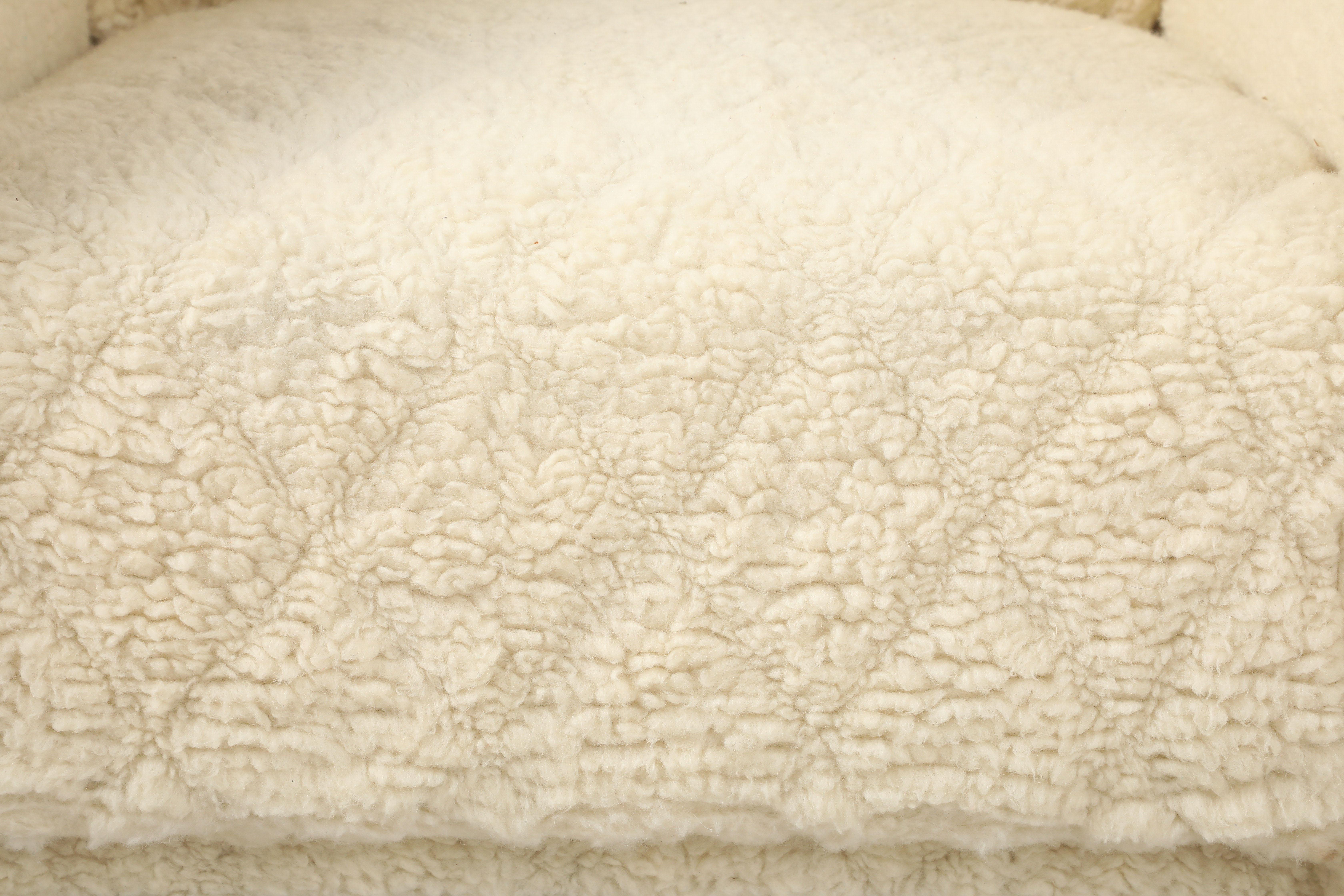 Osvaldo Borsani Pareja de sillones de piel de oveja y roble, hacia 1945 Italiano en venta