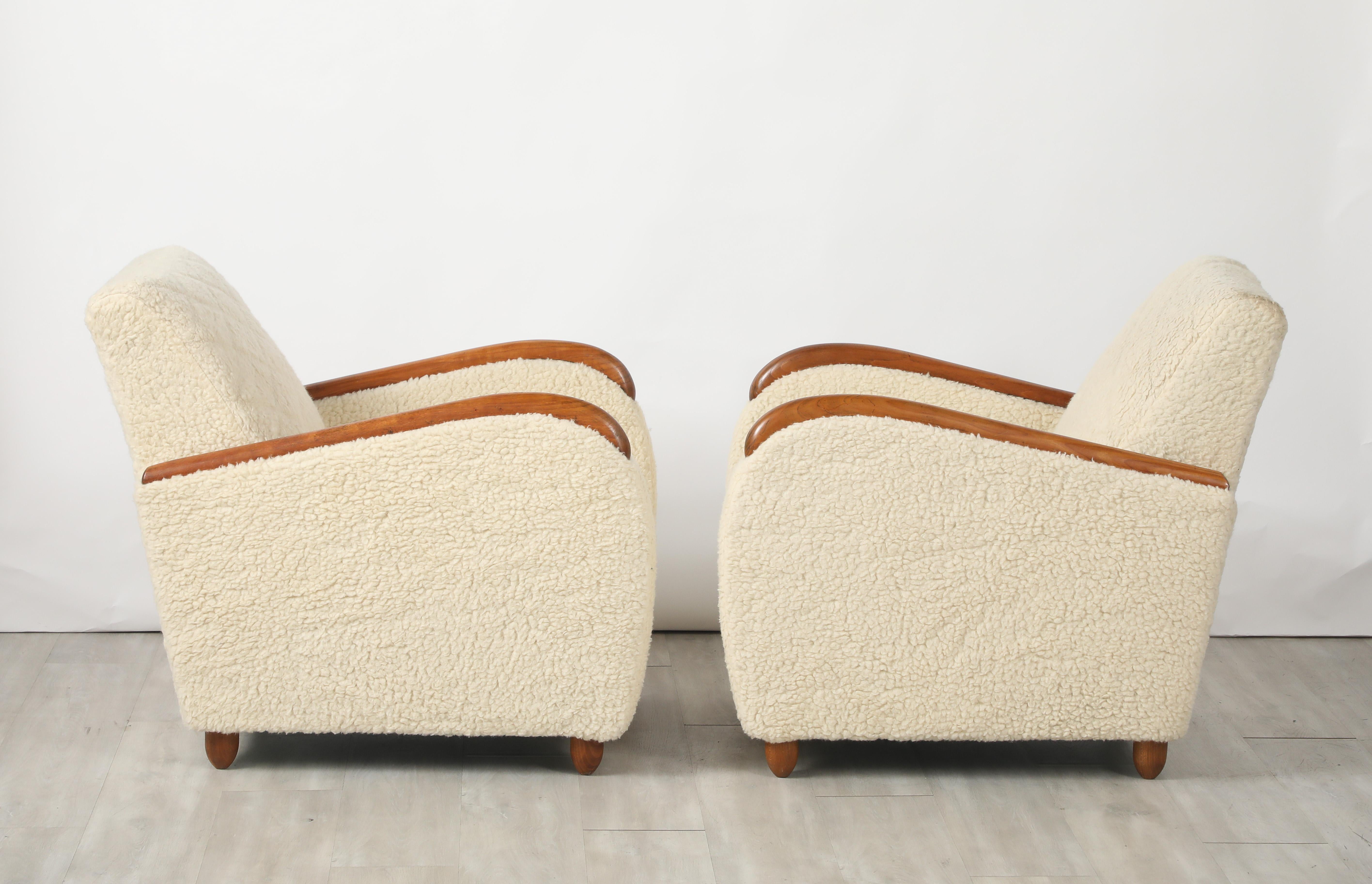 Osvaldo Borsani Pareja de sillones de piel de oveja y roble, hacia 1945 mediados del siglo XX en venta