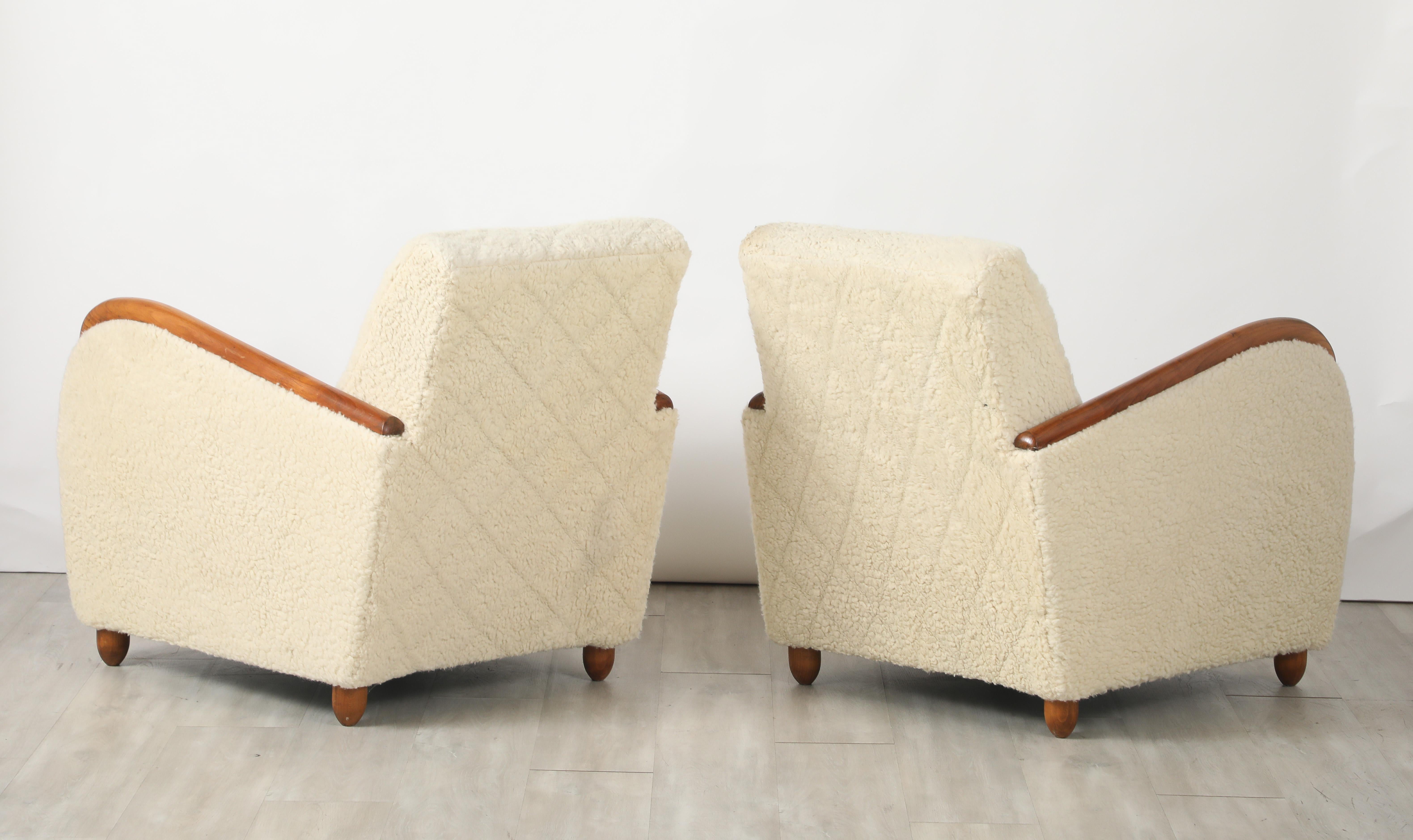 Osvaldo Borsani Pareja de sillones de piel de oveja y roble, hacia 1945 en venta 1