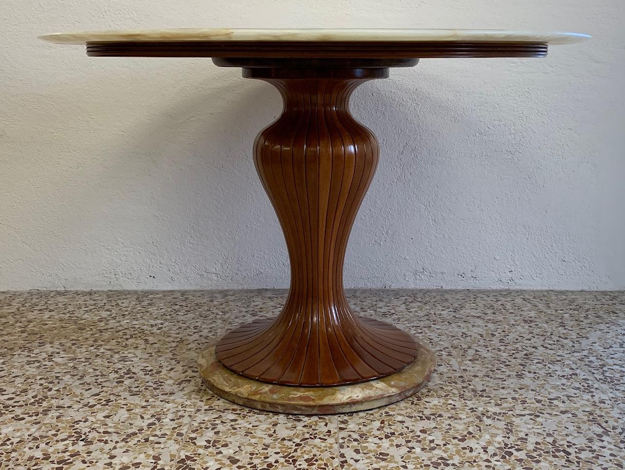This table was produced in the 1950s in Italy.
The mahogany base has an elegant and sinuous classic shape of the design of Osvaldo Borsani.
The onyx top with its colors creates a unique spectacular effect.