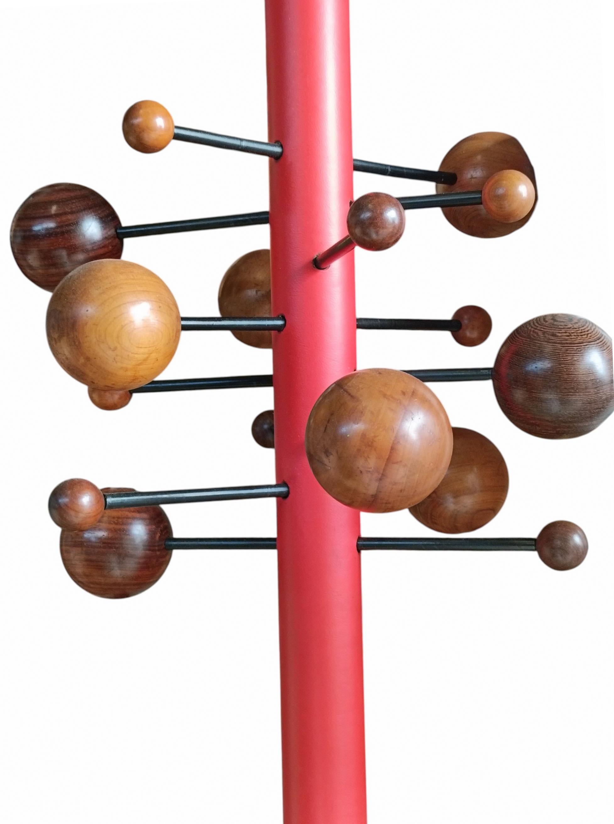 Ein von Osvaldo Borsani entworfener und 1961 von Tecno hergestellter Himmel-Erde-Garderobenständer. Der zentrale Schaft ist mit Leder überzogen, hier in einer seltenen roten Version und handgenäht. Die Kugeln sind aus Holz und die in den Maßen