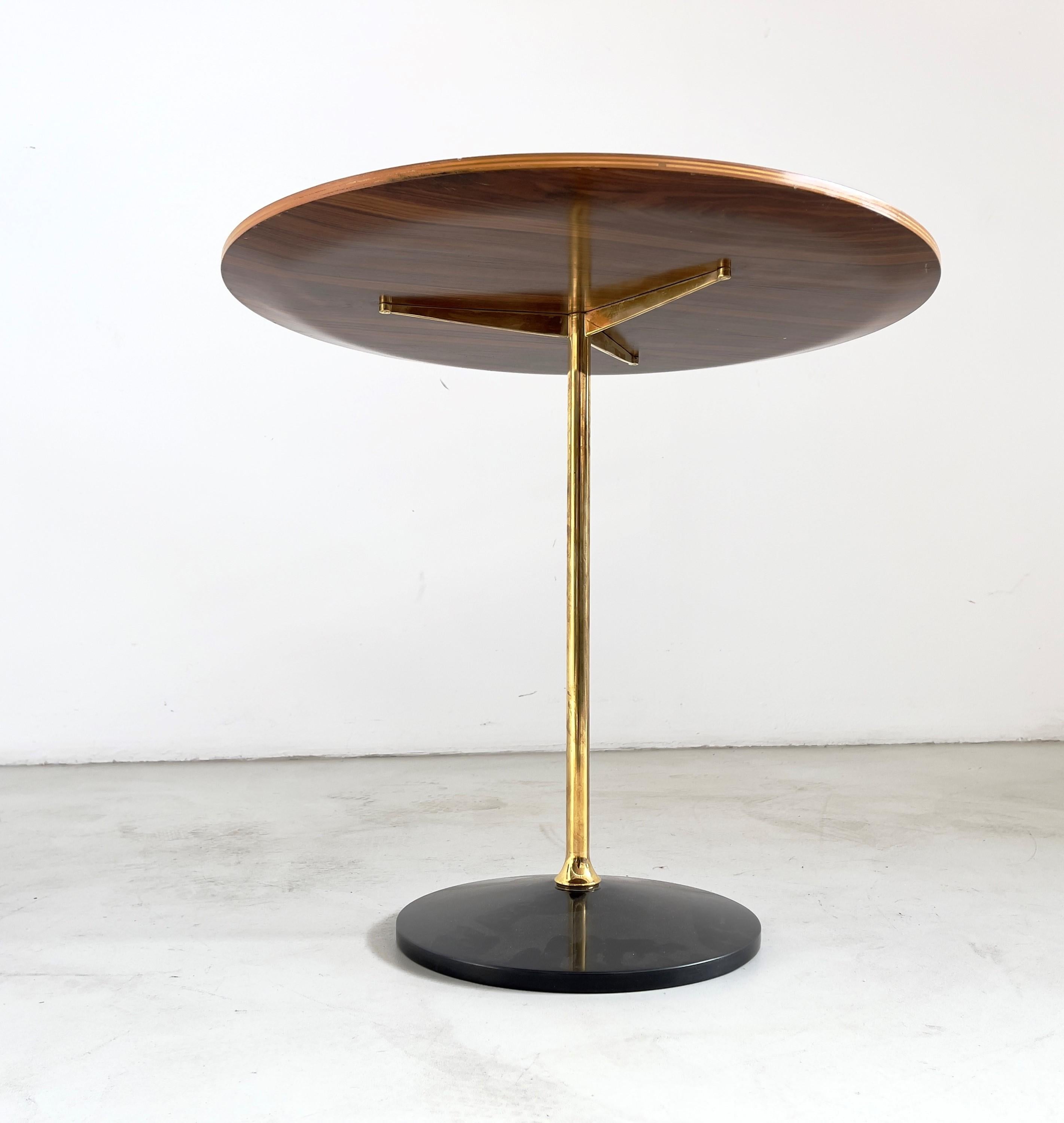 Beautiful wood and brass side table designed by Osvaldo Borsani for Tecno.
The coffee table has a round curved plywood top, brass frame reaching to a black marble base from Belgium.
Osvaldo Borsani's coffee table is suitable for furnishing important