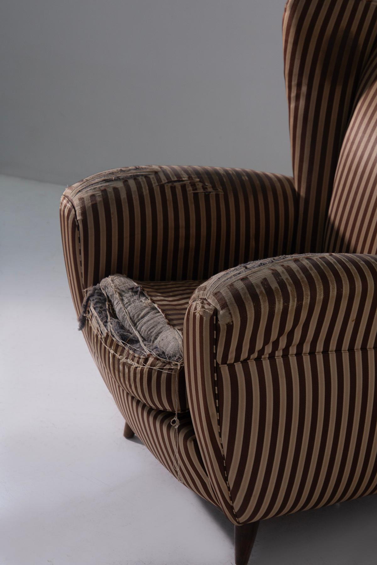 Osvaldo Borsani Rare Armchairs in orignal condition in silk en vente 3