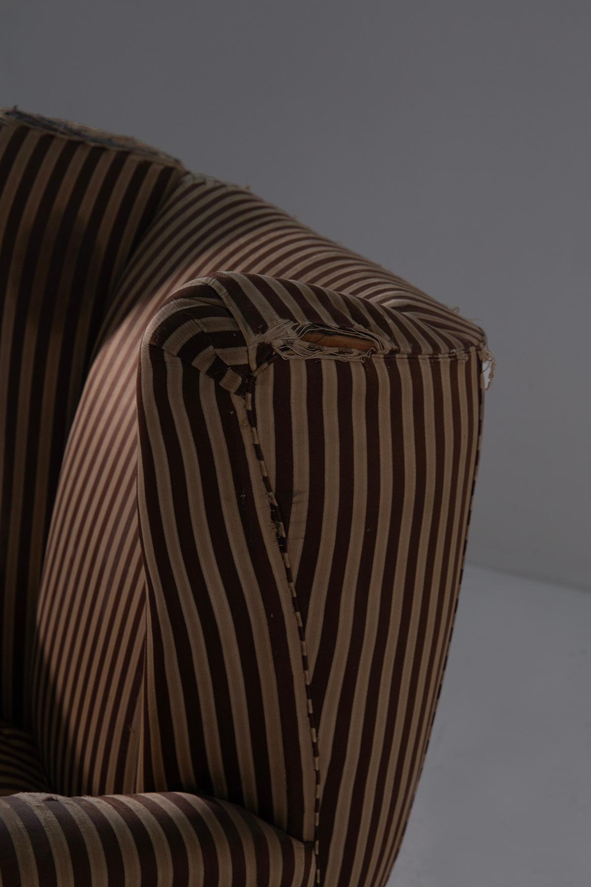 Rare and Iconic 1950s Italian Lounge Armchair by Osvaldo Borsani – A Statement of Elegance and Sensual Design
Discover the timeless charm of Italian mid-century design with this rare and generously proportioned lounge armchair by Osvaldo Borsani,