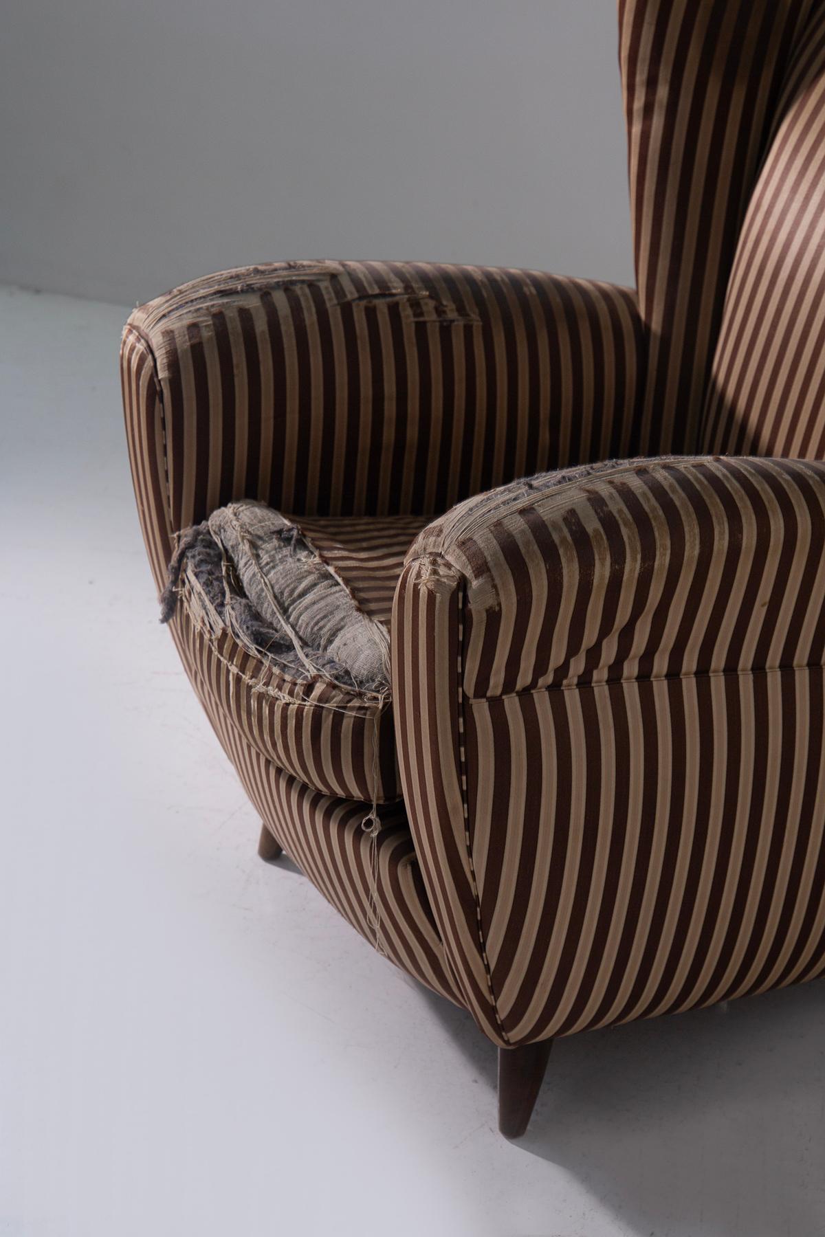 Mid-Century Modern Osvaldo Borsani Rare Armchairs in orignal condition in silk en vente