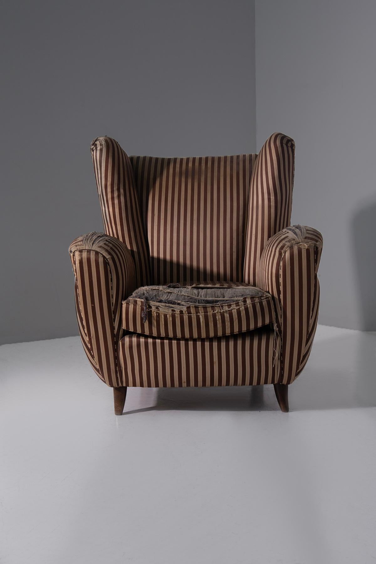 Osvaldo Borsani Rare Armchairs in orignal condition in silk en vente 2