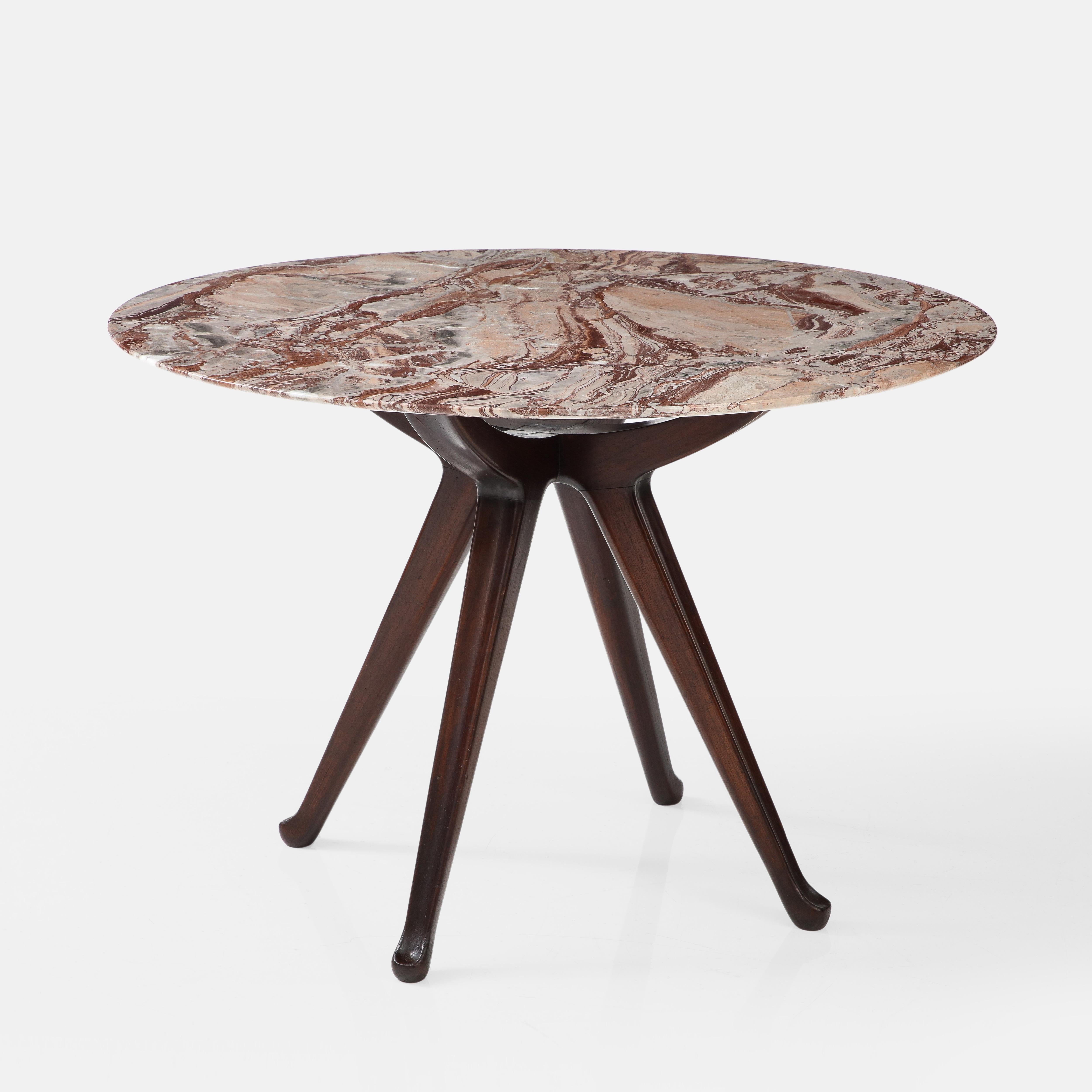 Rare table de salle à manger ou de centre Osvaldo Borsani pour ABV Arredamenti Borsani Varedo modèle 7387 avec plateau en marbre circulaire d'origine magnifiquement grainé reposant sur une base sculpturale en bois sculpté d'acajou teinté