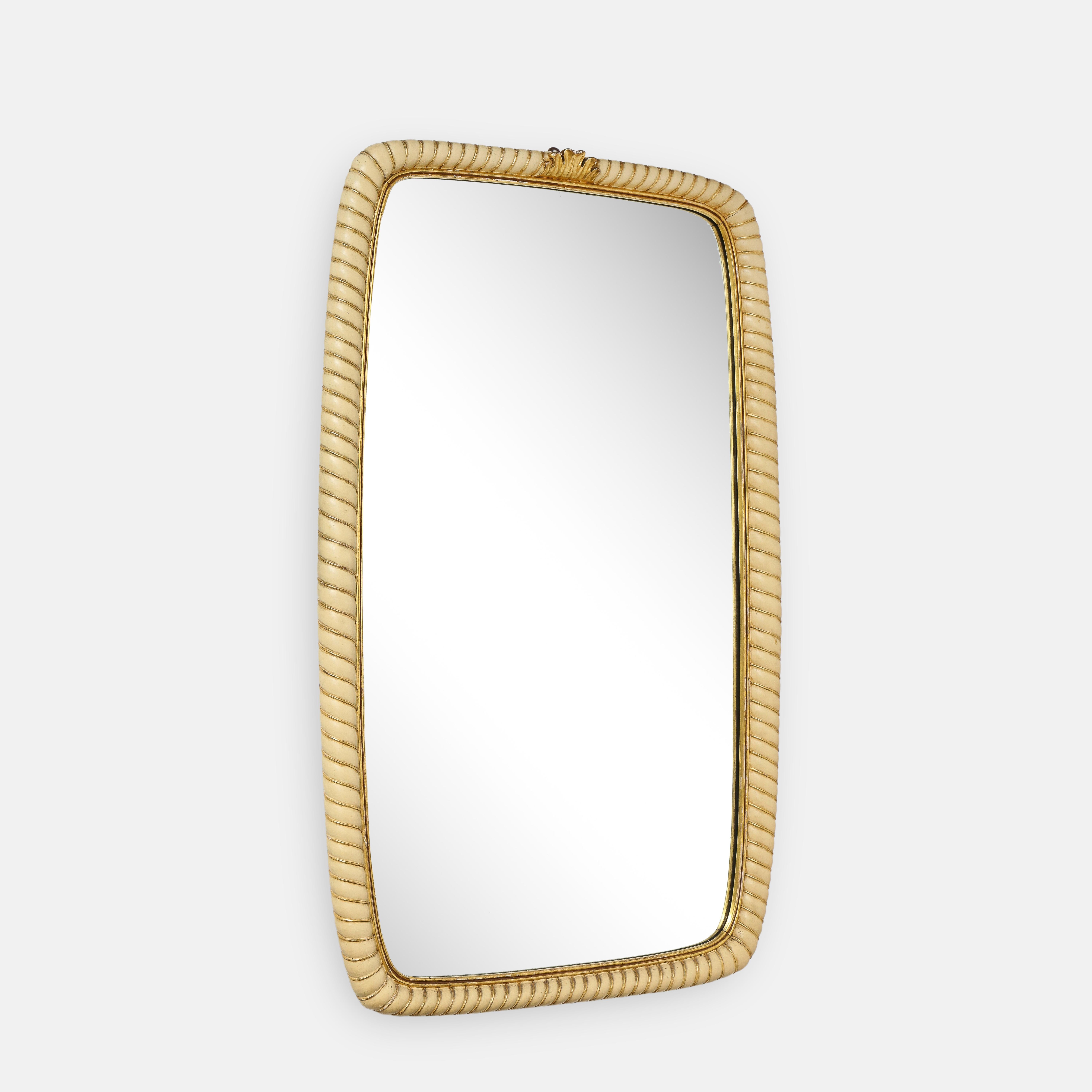 Osvaldo Borsani 1940's rare exquisite large mirror with handved ivory painted and gilded wood frame. Ce joli miroir présente une magnifique bordure en corde peinte en ivoire et sculptée en doré, avec un décor central de feuilles sculptées en doré